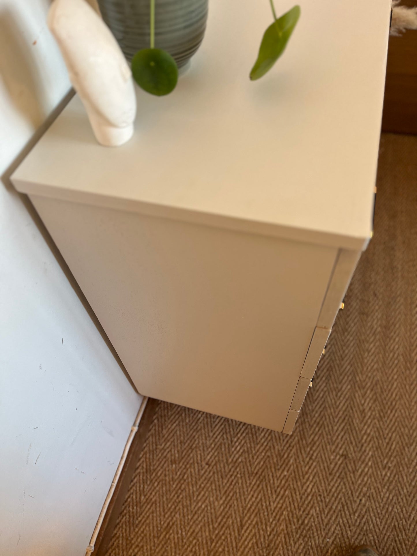 Commode vintage peinte en blanc pieds compas