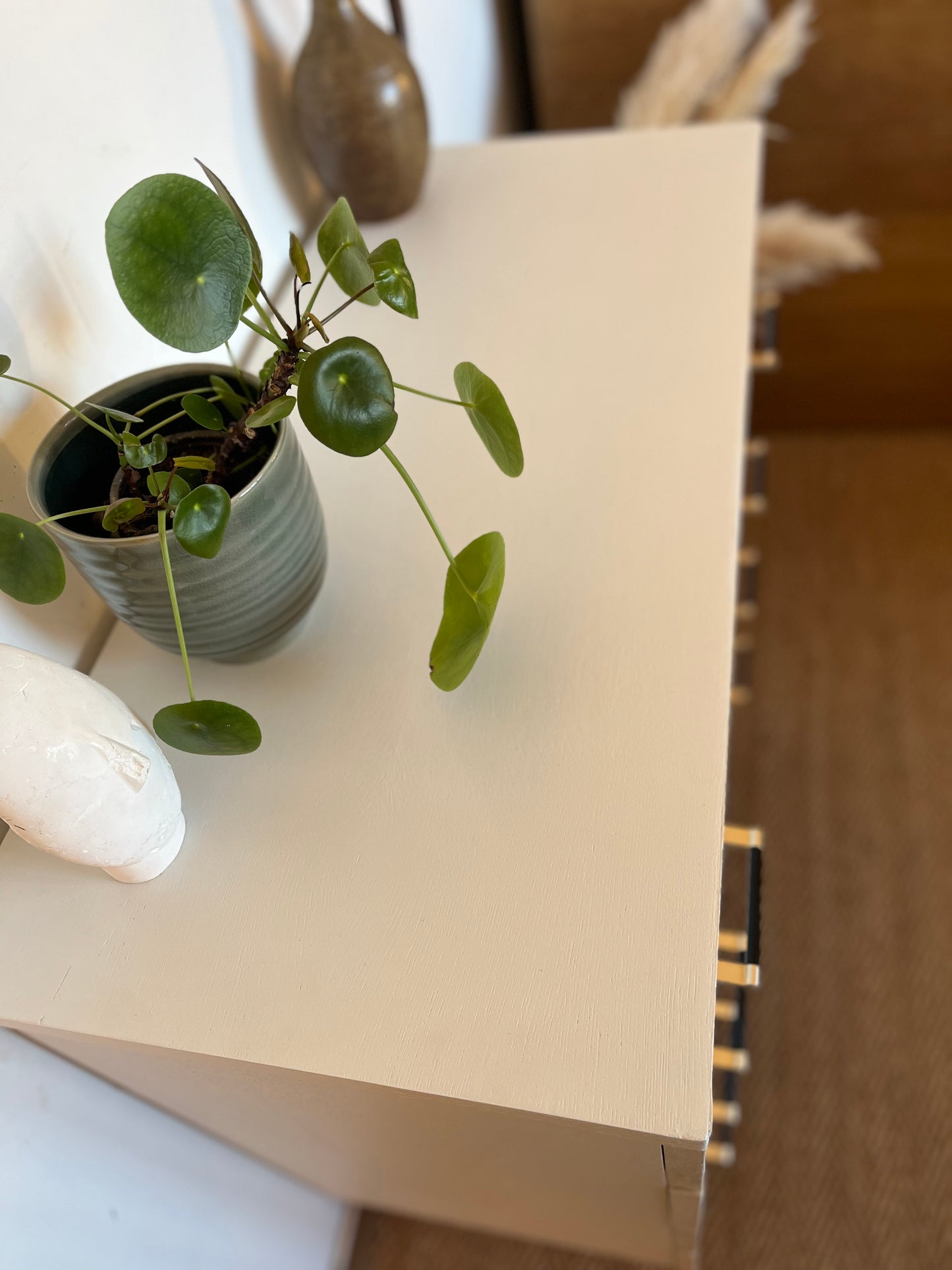Commode vintage peinte en blanc pieds compas