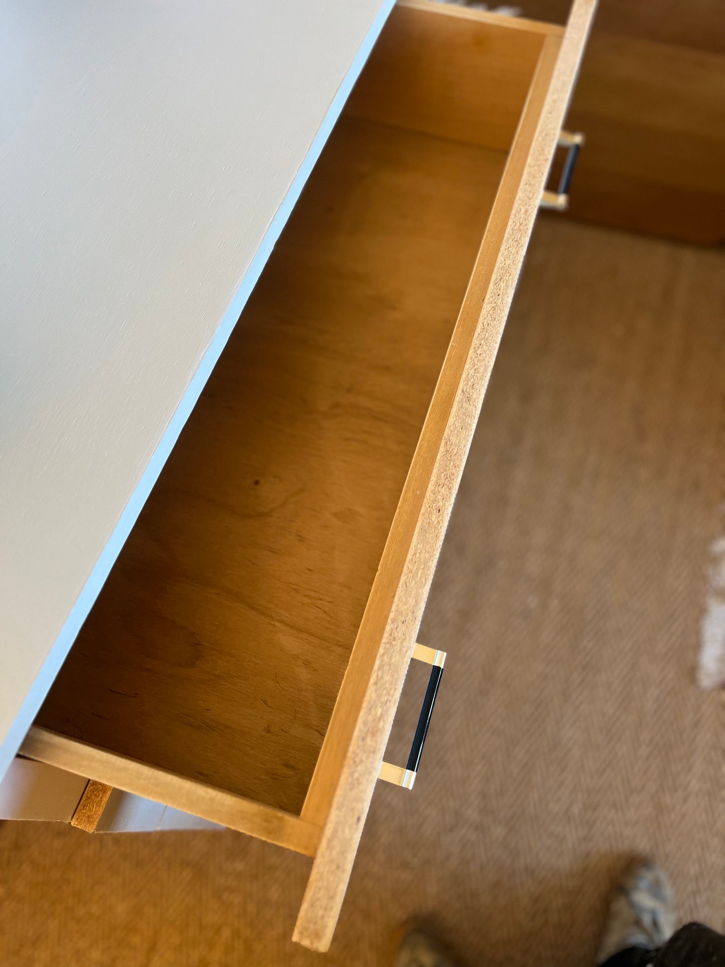 Commode vintage peinte en blanc pieds compas