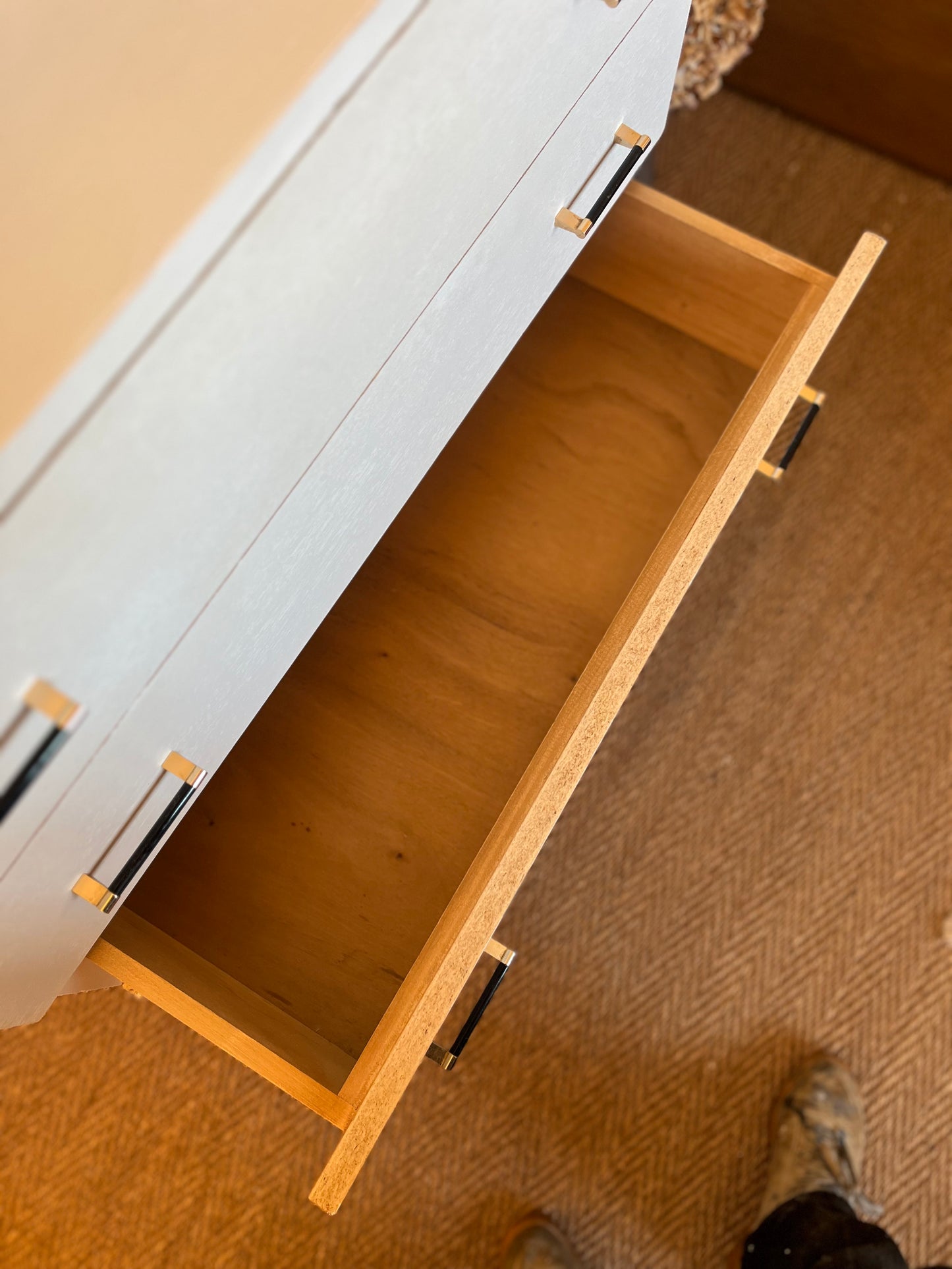 Commode vintage peinte en blanc pieds compas