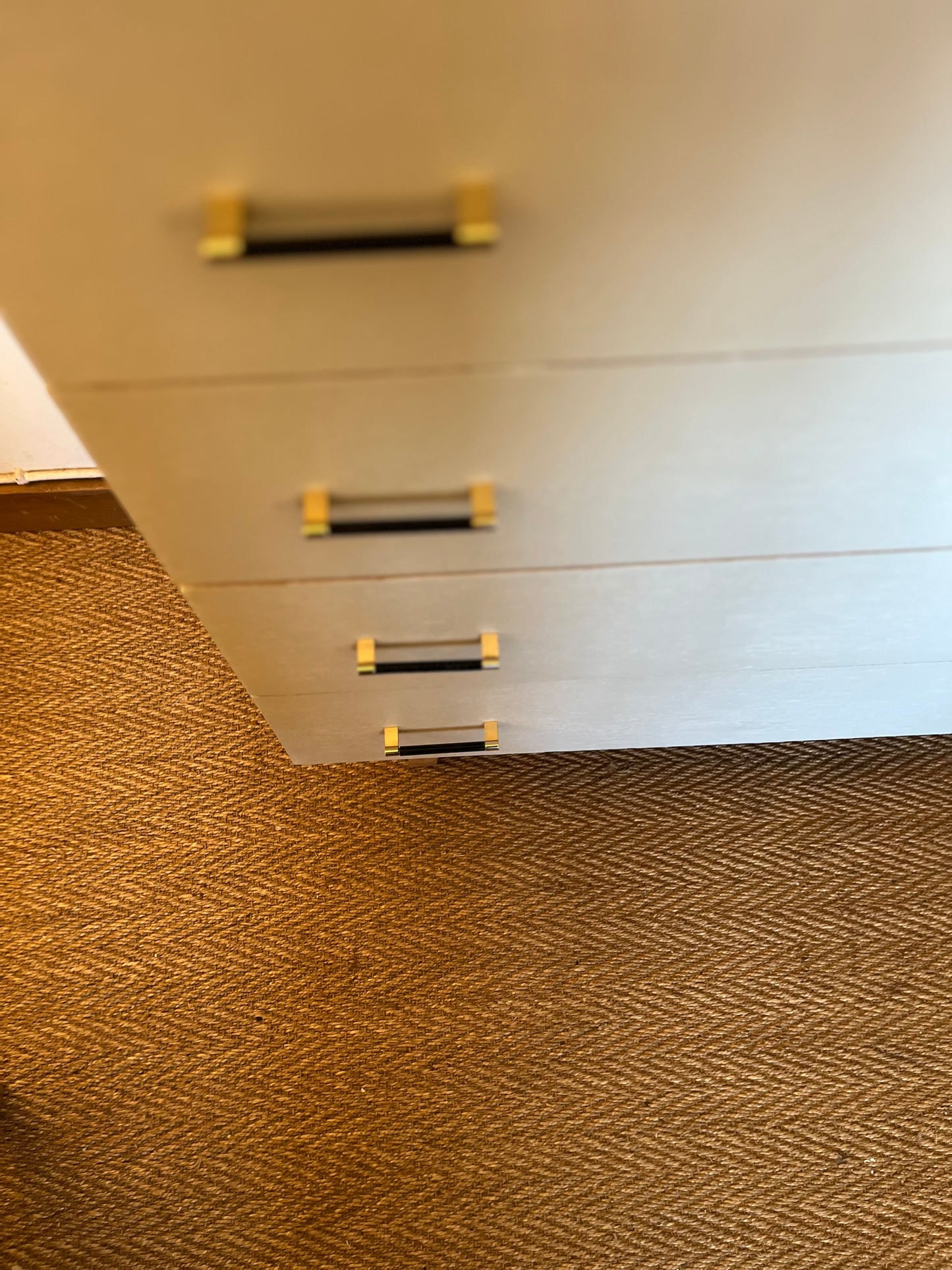 Commode vintage peinte en blanc pieds compas