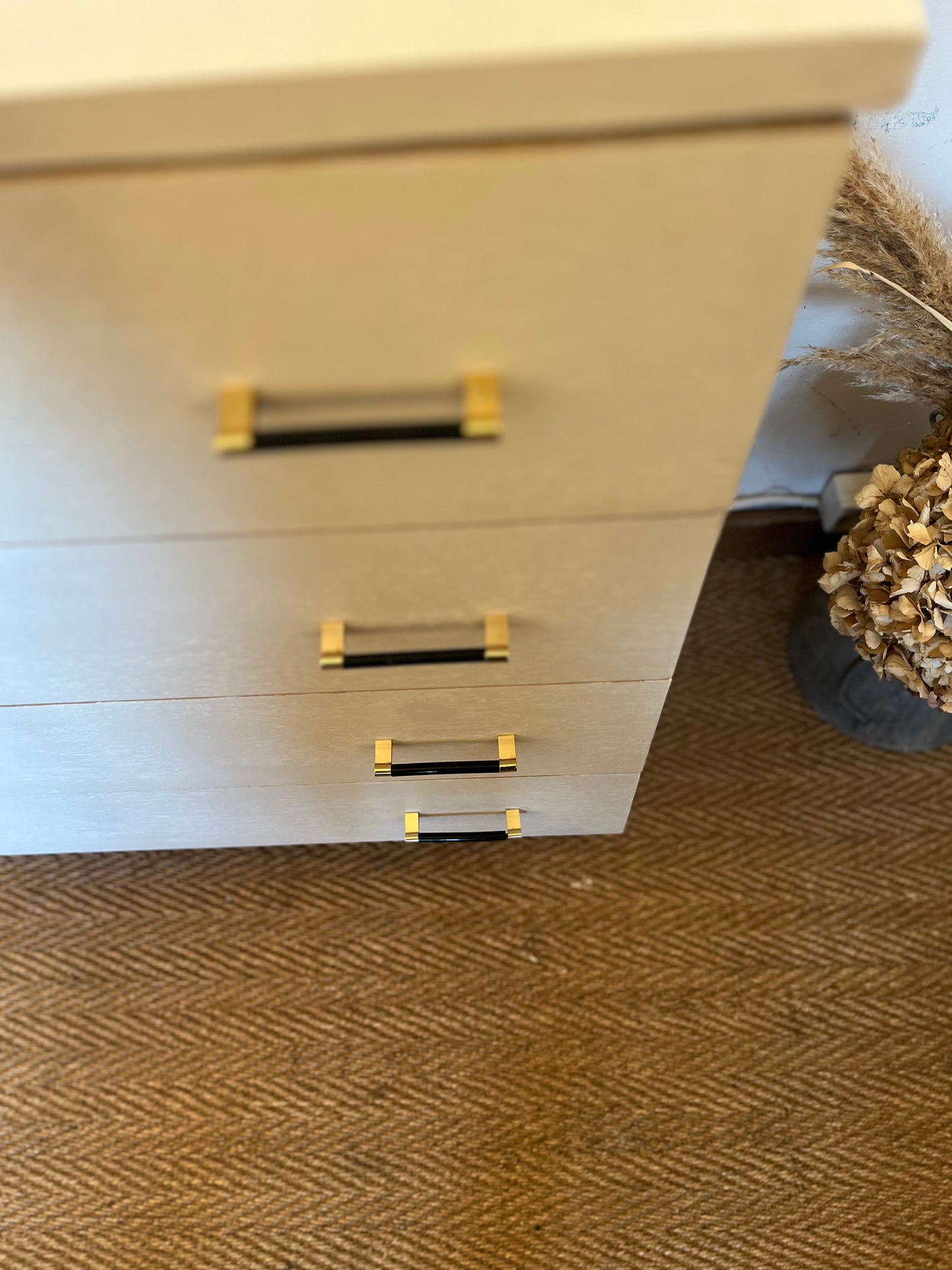 Commode vintage peinte en blanc pieds compas