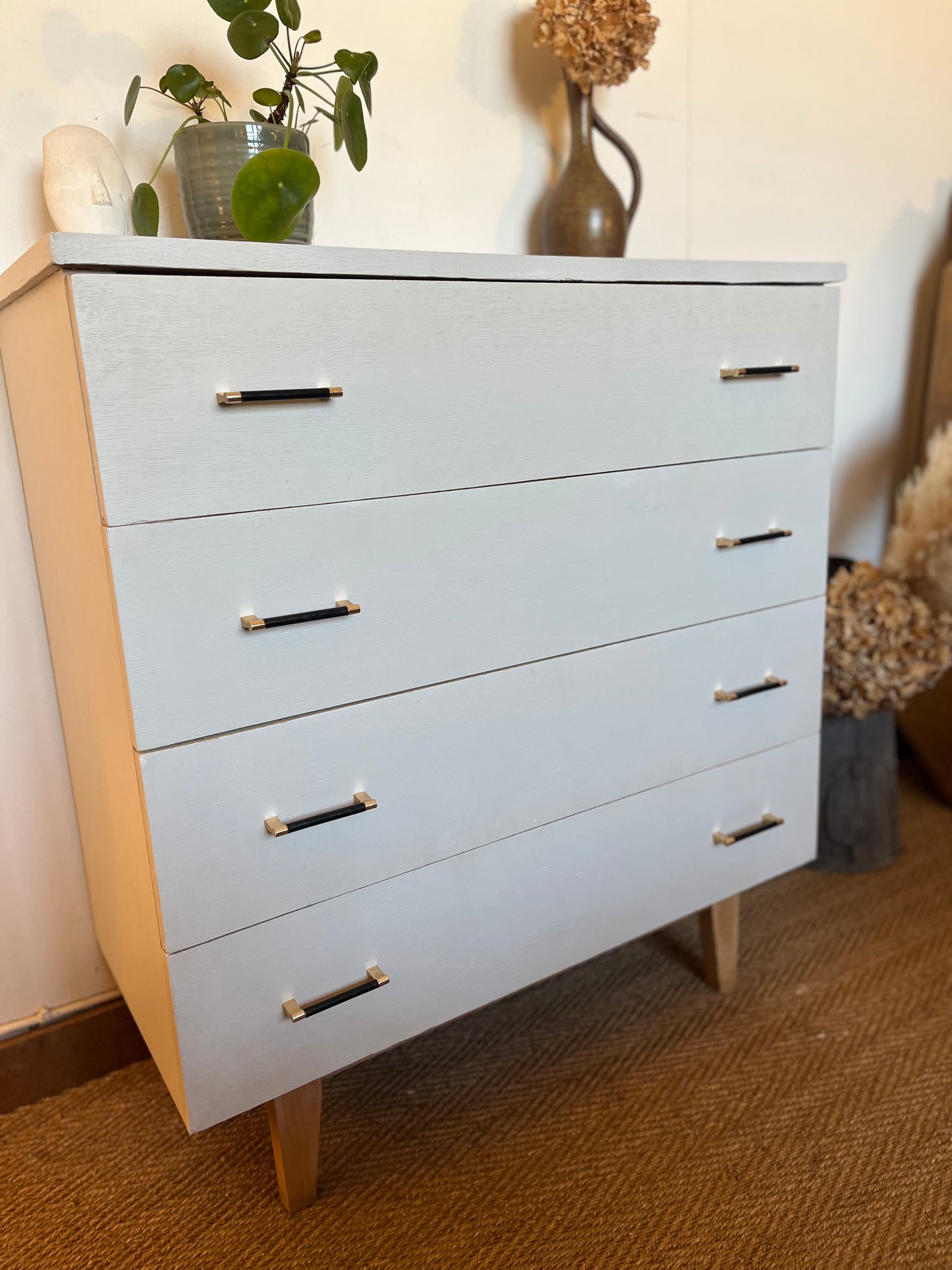 Commode vintage peinte en blanc pieds compas
