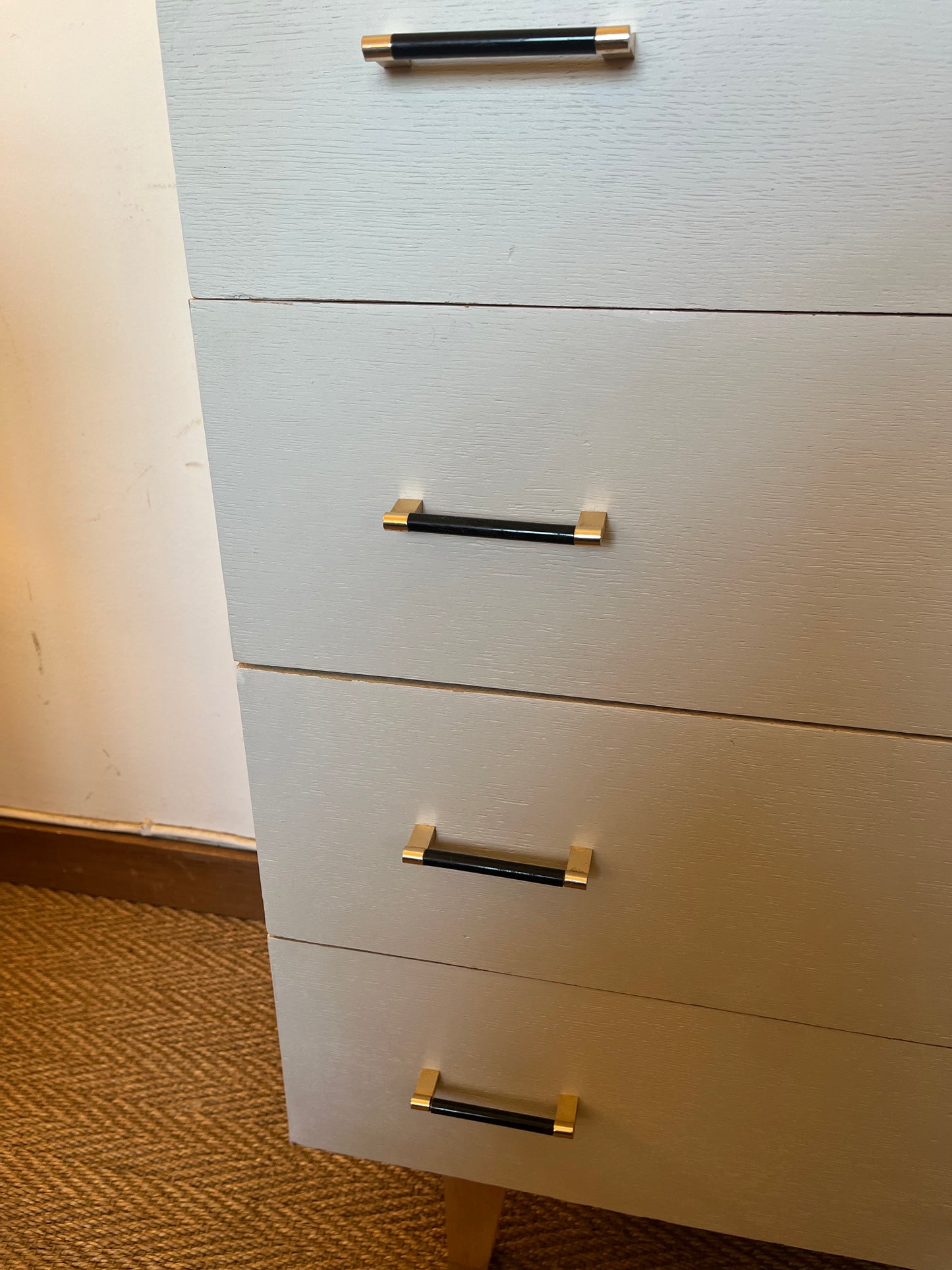 Commode vintage peinte en blanc pieds compas