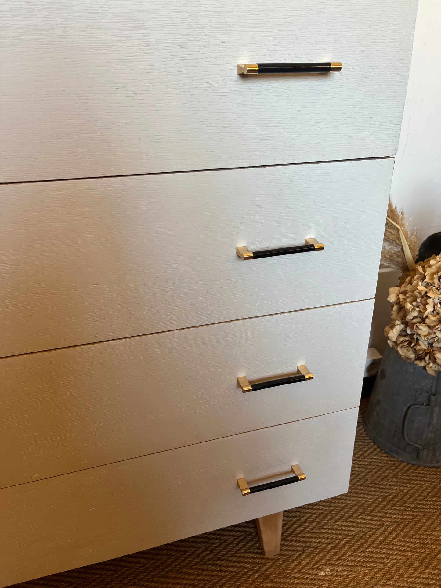 Commode vintage peinte en blanc pieds compas