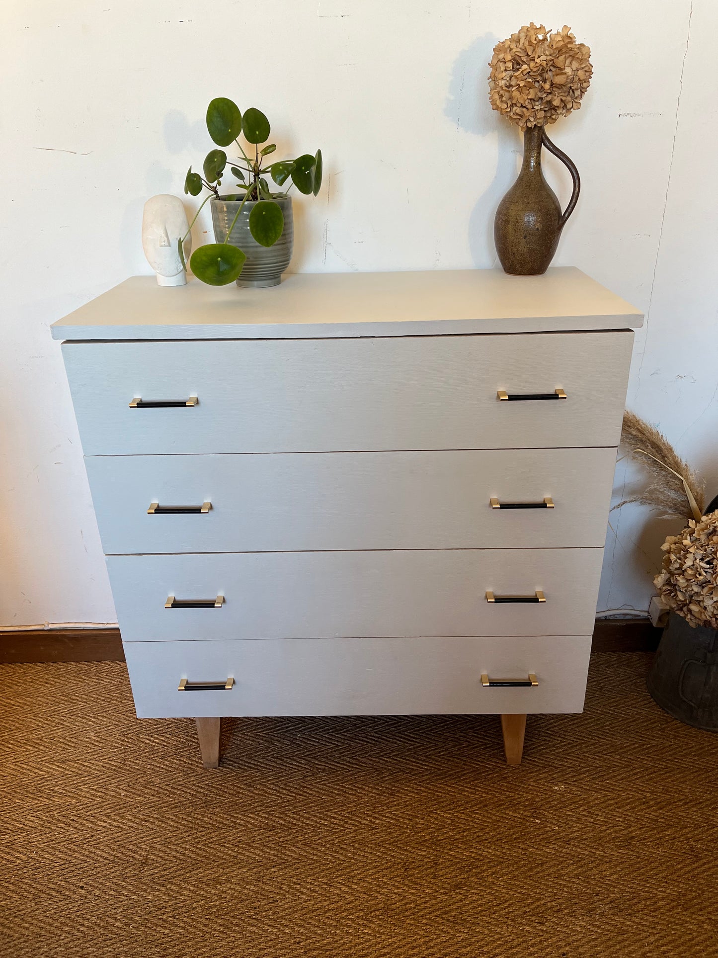 Commode vintage peinte en blanc pieds compas