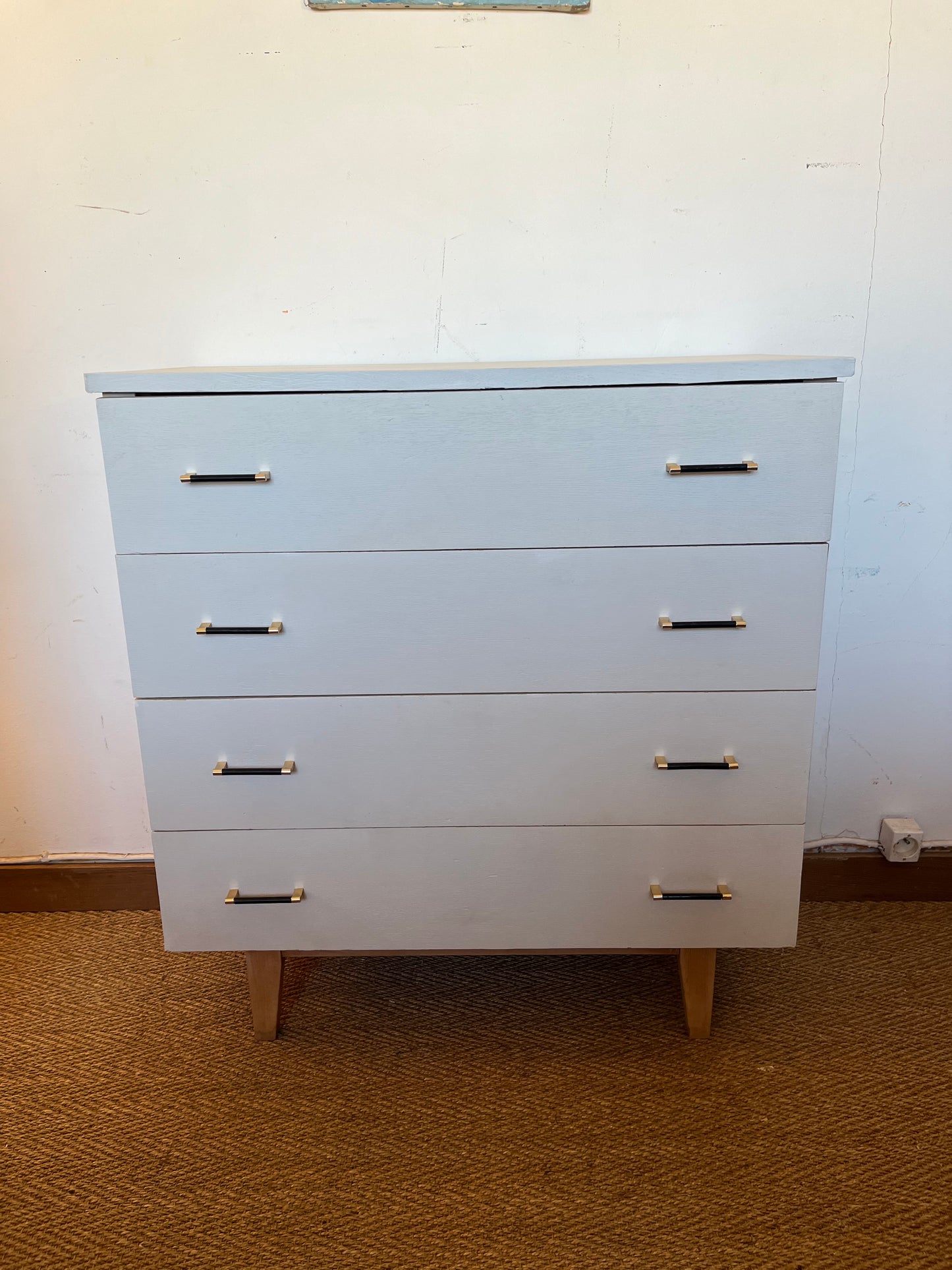 Commode vintage peinte en blanc pieds compas