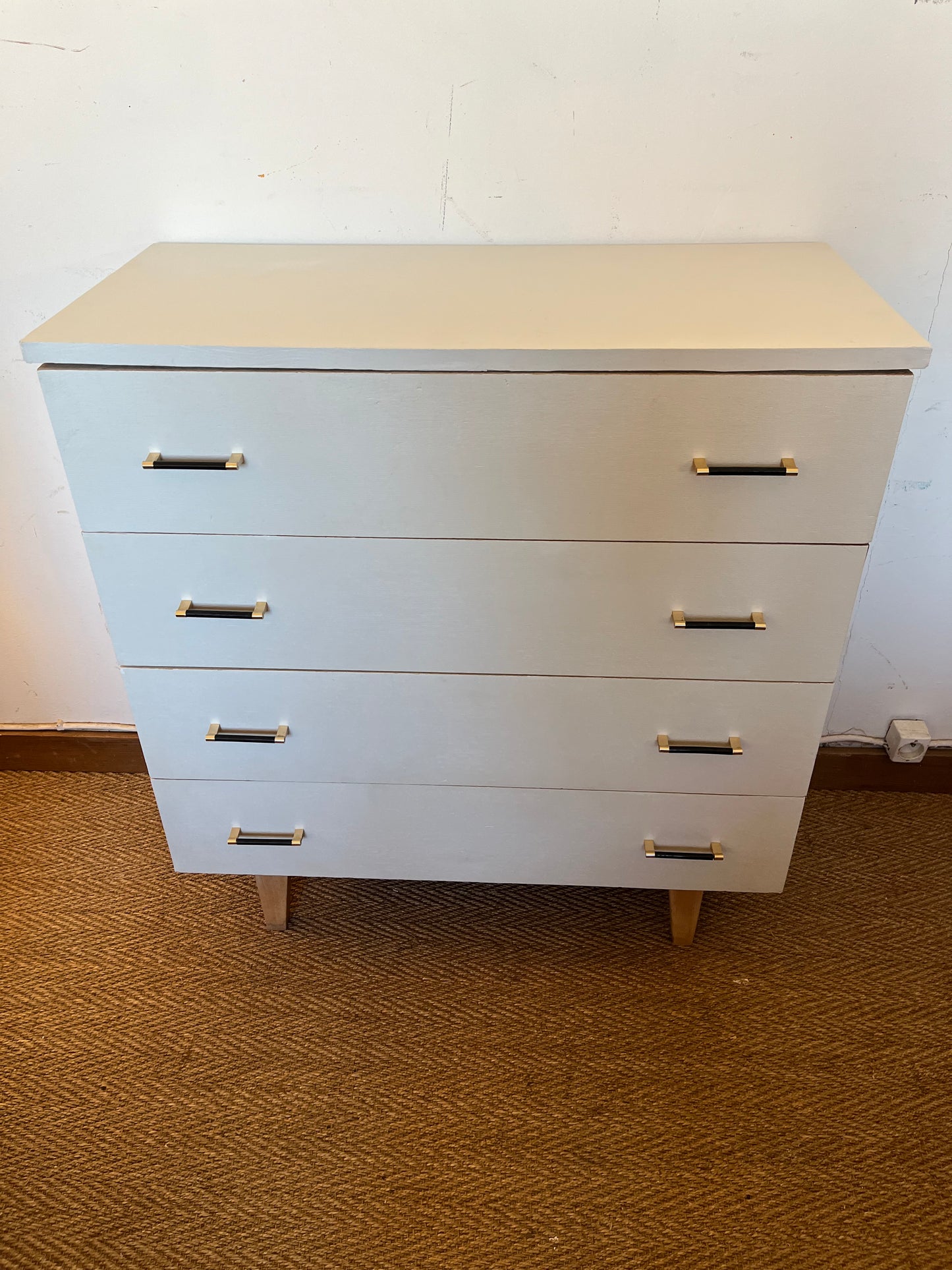 Commode vintage peinte en blanc pieds compas