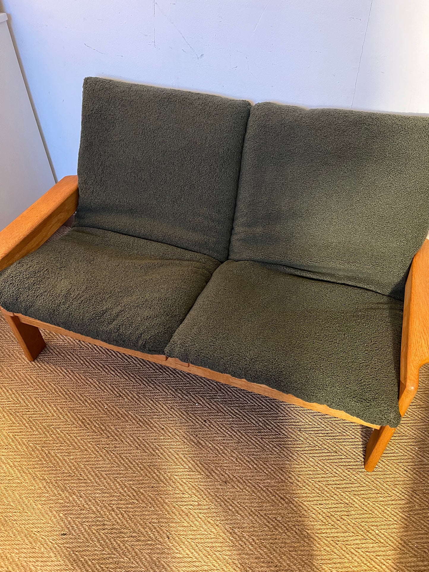 Canapé banquette en bois vintage danoise et laine bouclette verte