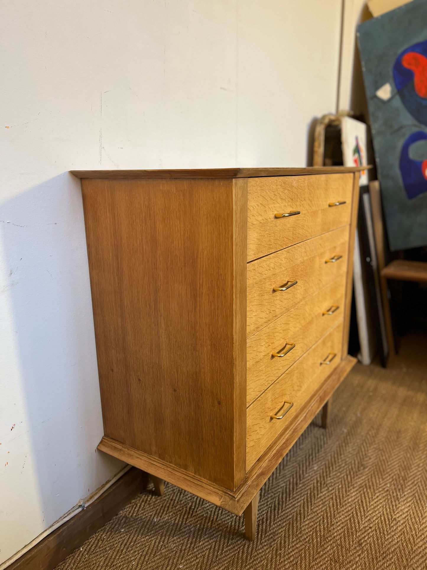 Commode vintage placage chêne poignées laiton doré pieds compas