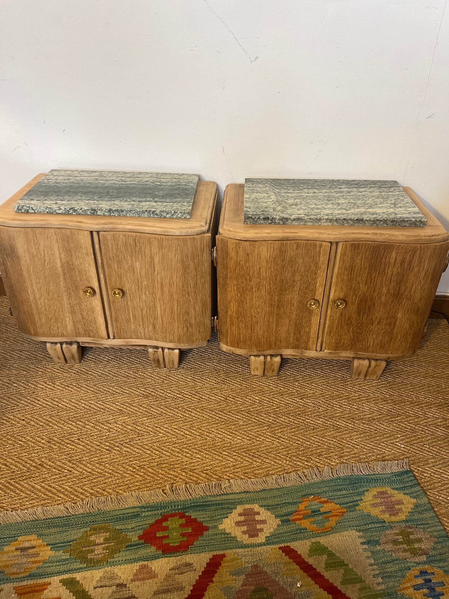 Paire de tables de chevet art déco / meubles d'appoint en bois et marbre