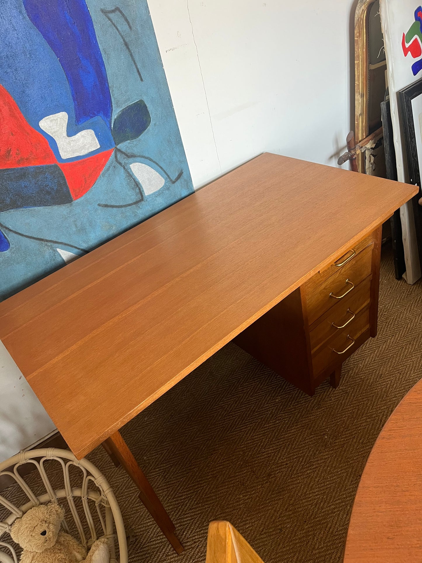 Bureau vintage placage chêne et poignées laiton doré