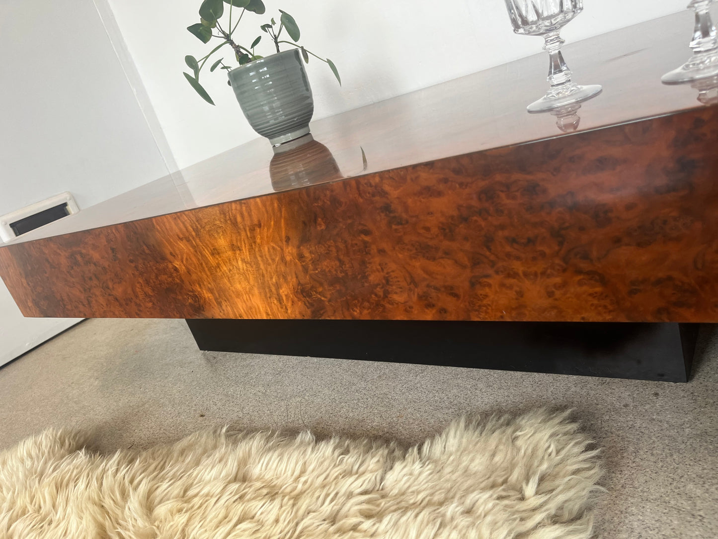 Table basse vintage en loupe de noyer