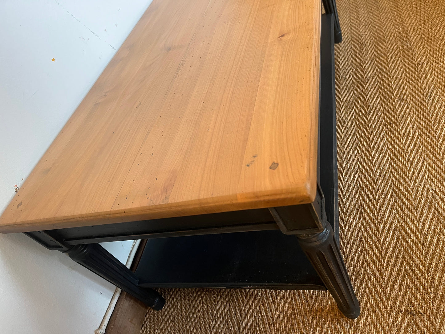 Table basse bois massif piétement noir patiné