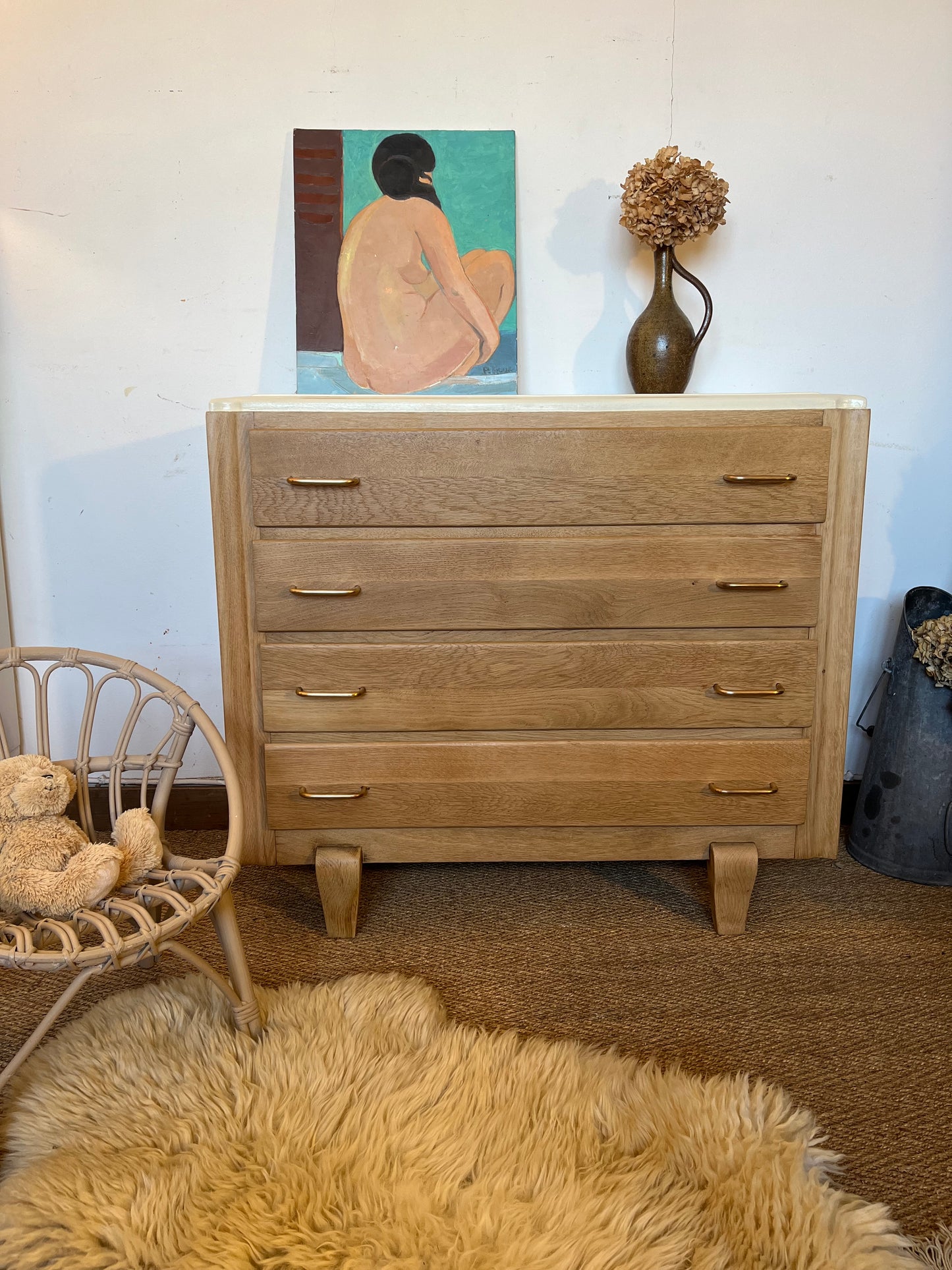 Commode en bois vintage avec ses poignées laiton d’origine