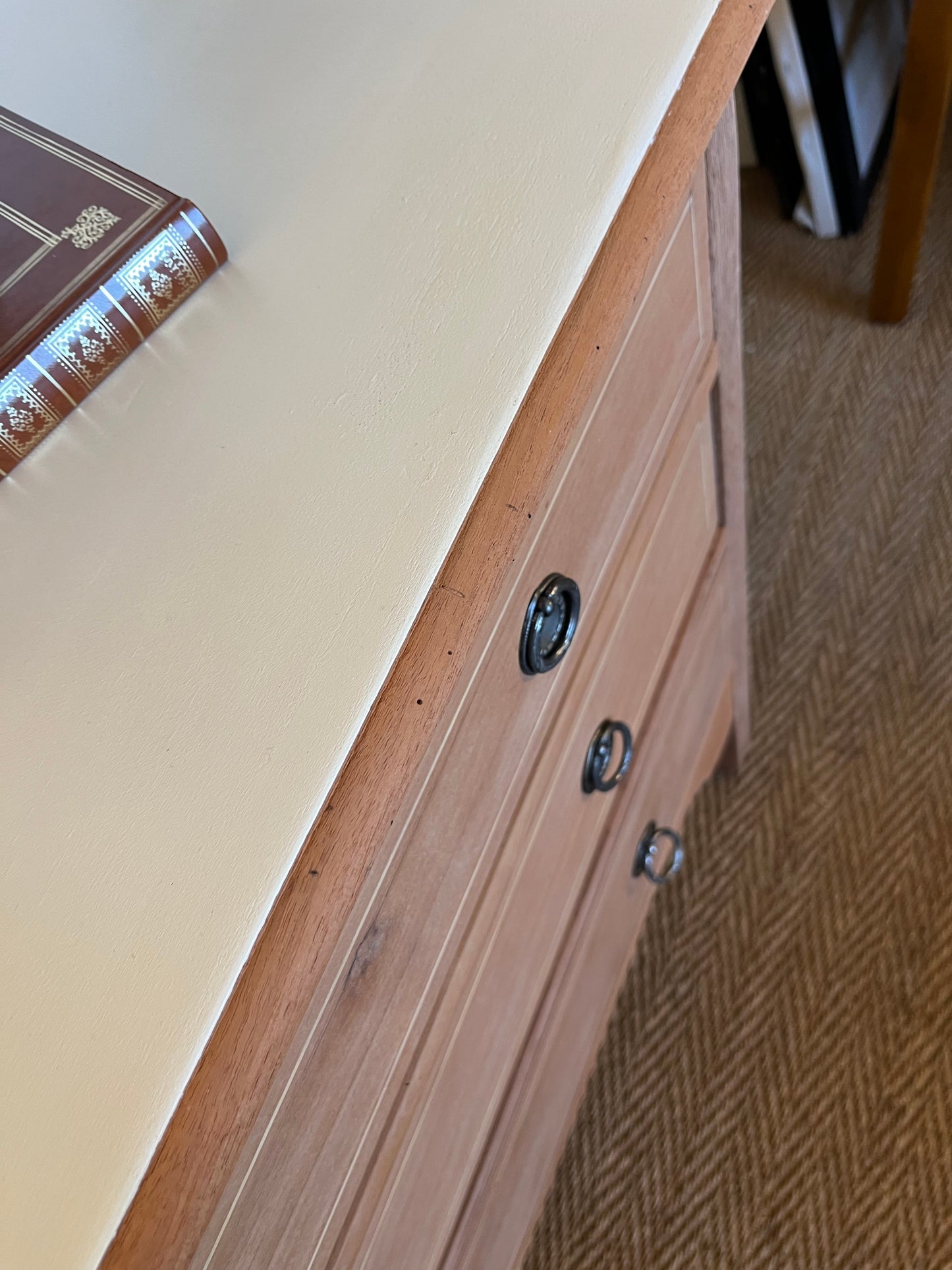 Commode vintage style Louis XVI entièrement restaurée