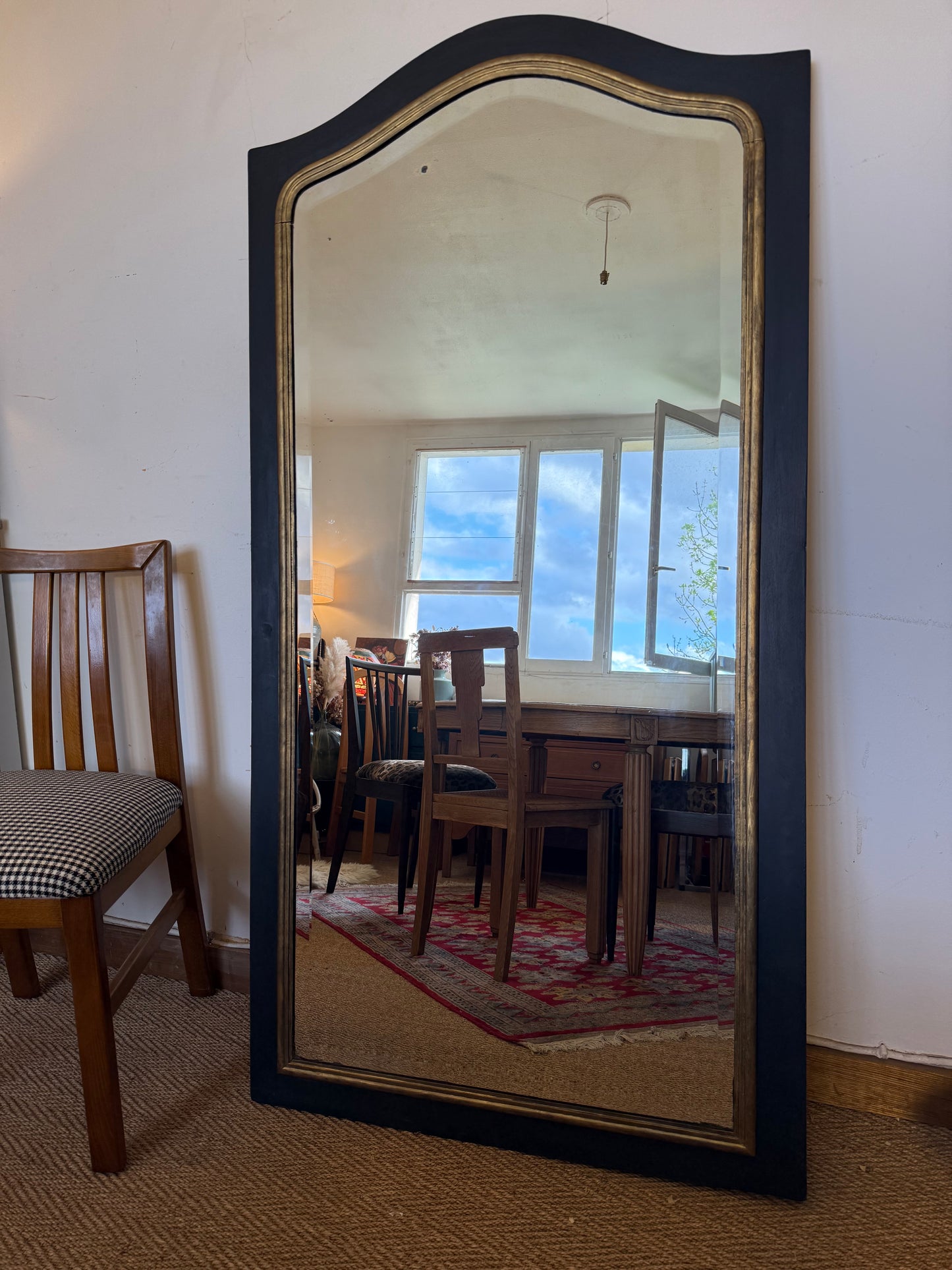 Grand miroir ancien en bois noir et doré