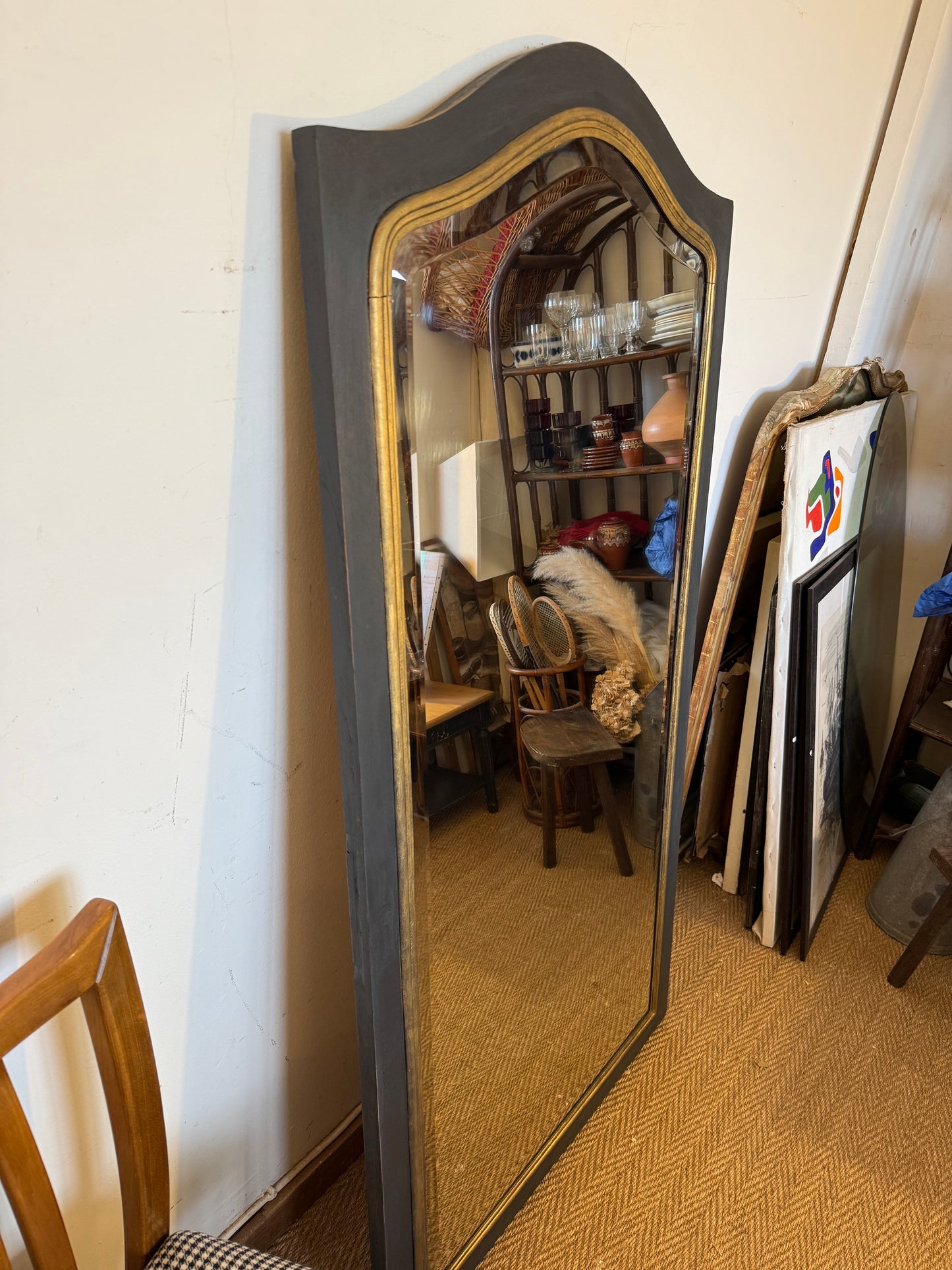 Grand miroir ancien en bois noir et doré