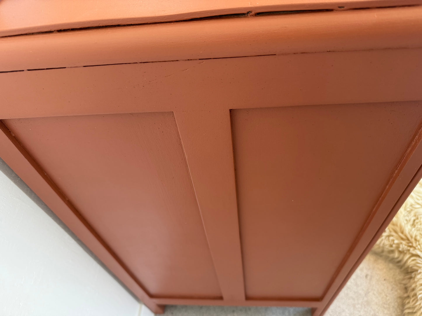 Commode vintage en bois terra cotta