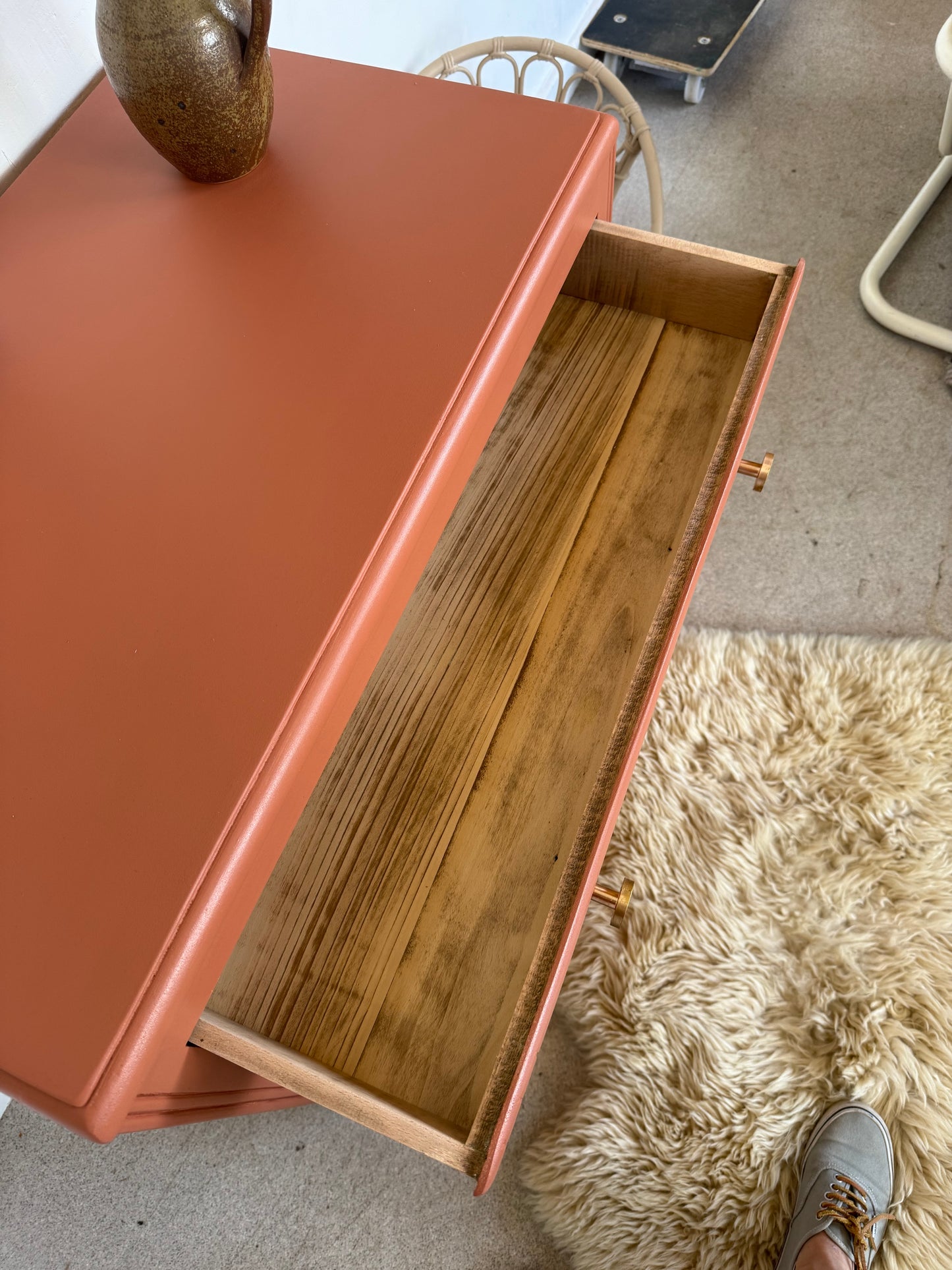 Commode vintage en bois terra cotta