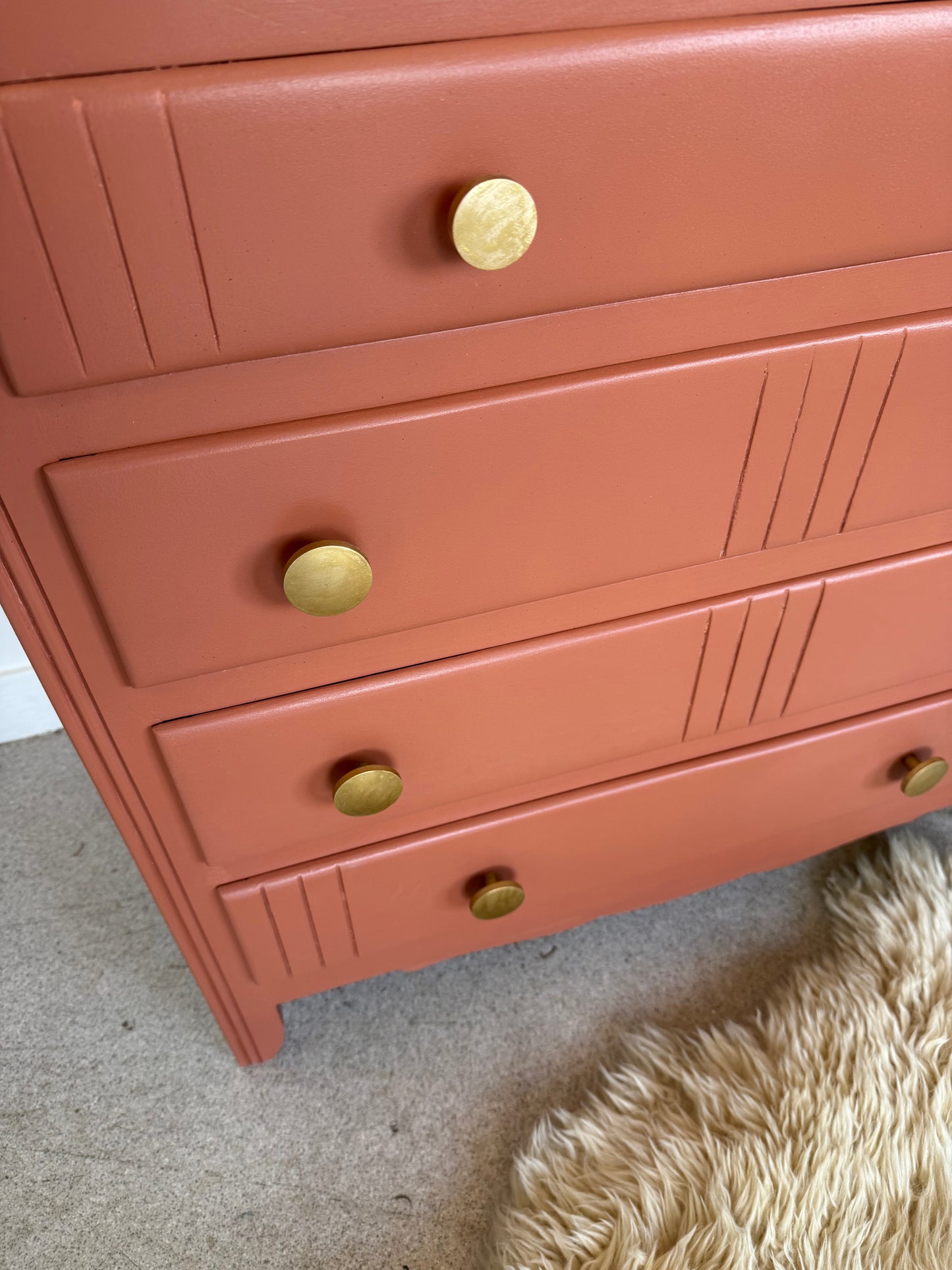 Commode vintage en bois terra cotta