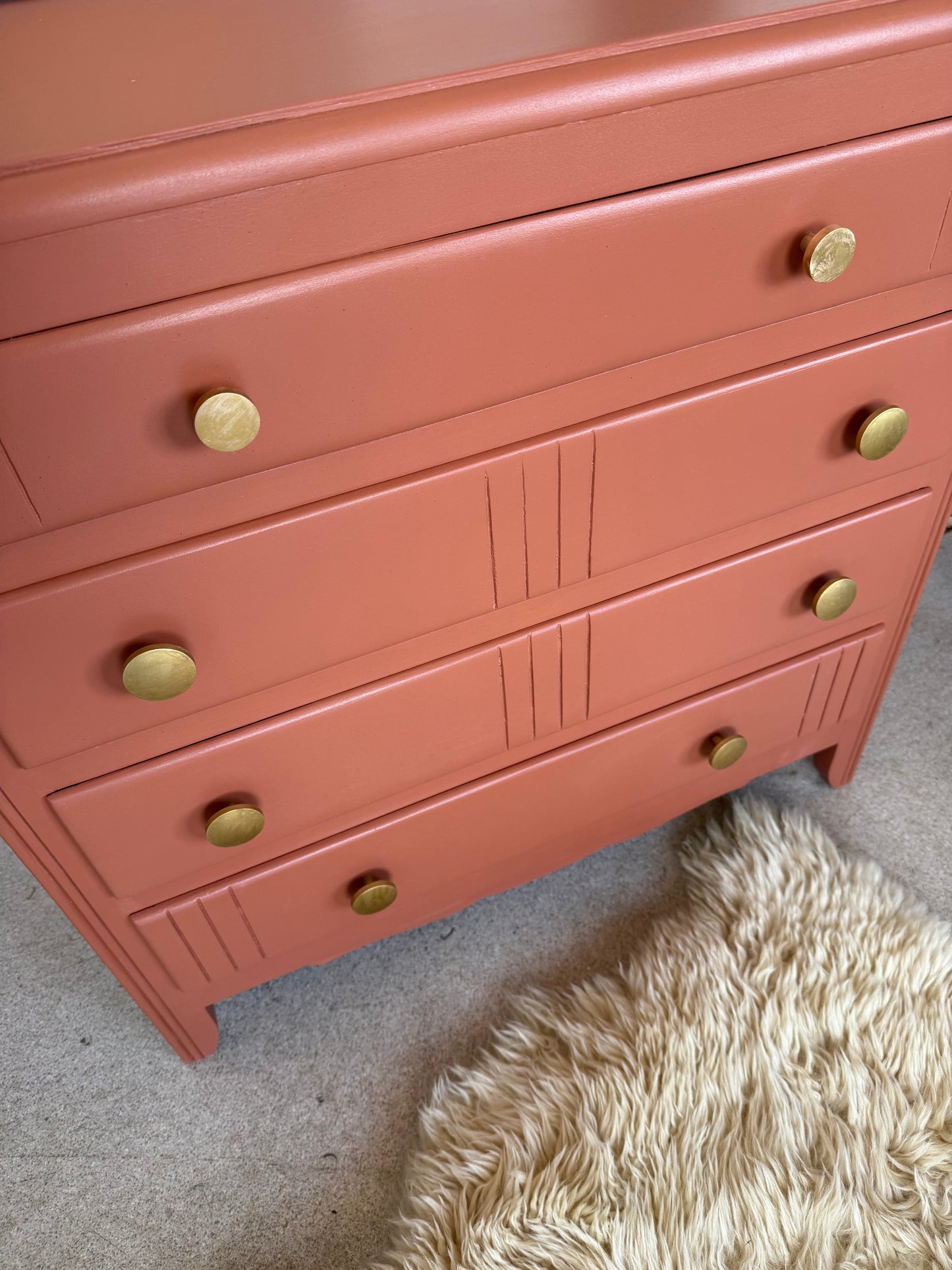 Commode vintage en bois terra cotta