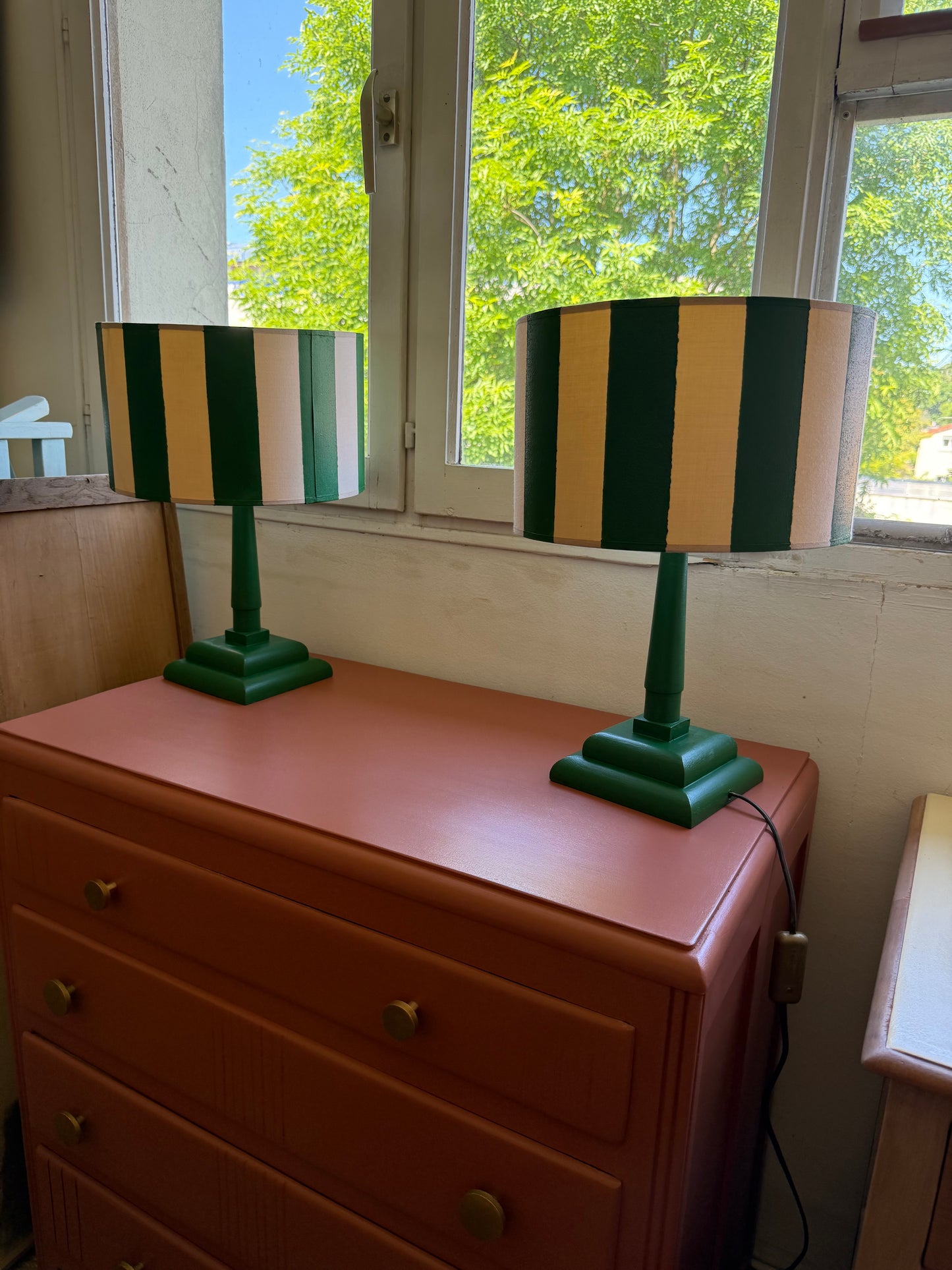 Paire de lampes de chevet vintage bois vert et abat jour rayé