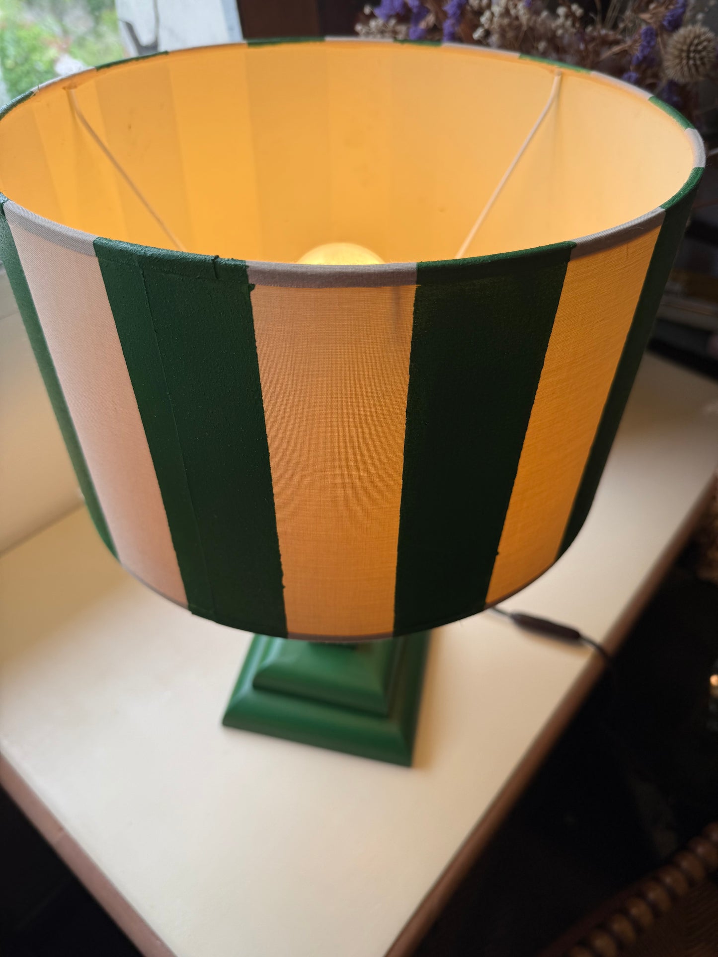 Paire de lampes de chevet vintage bois vert et abat jour rayé