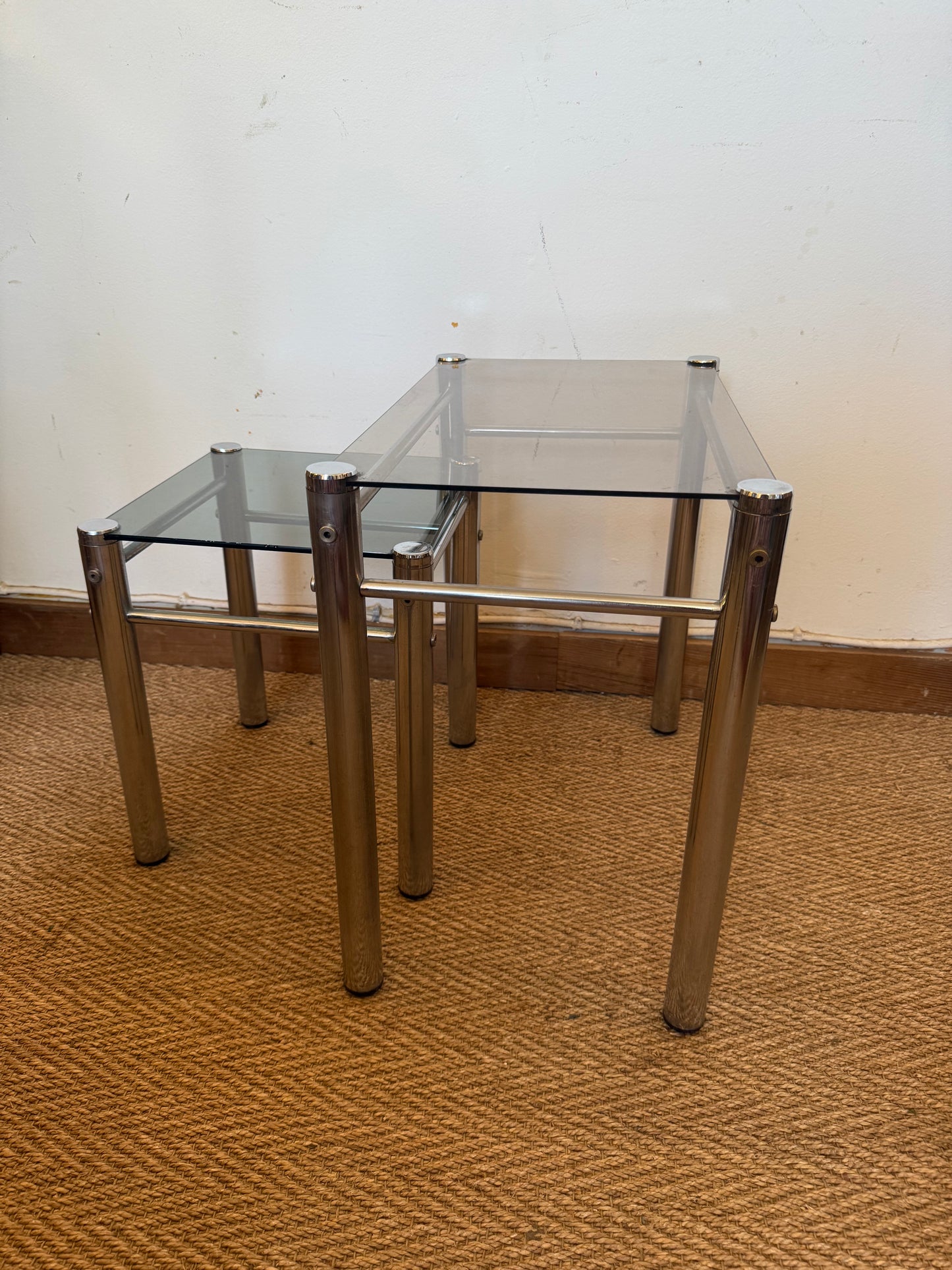 Duo de tables gigognes chrome et verre fumé