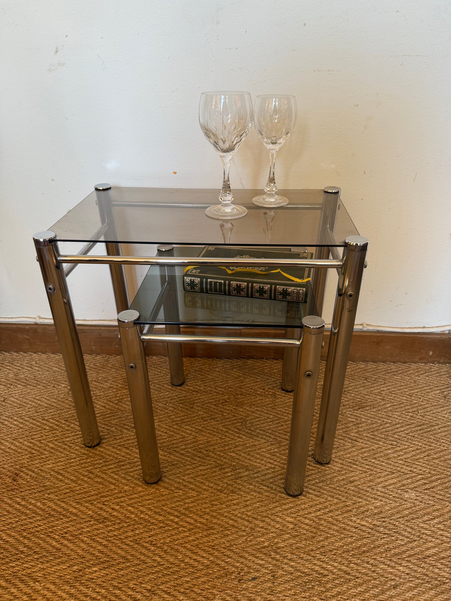 Duo de tables gigognes chrome et verre fumé