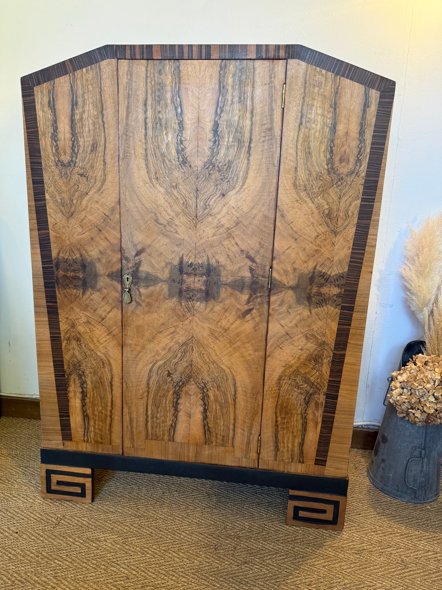 Meuble de rangement vintage art déco (vaisselier, armoire) en ronce de noyer