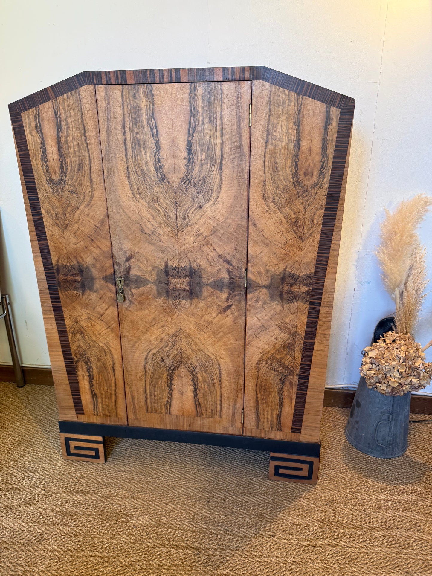 Meuble de rangement vintage art déco (vaisselier, armoire) en ronce de noyer