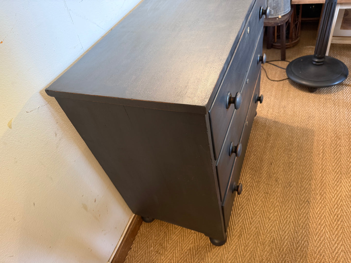 Commode anglaise en bois patiné noir