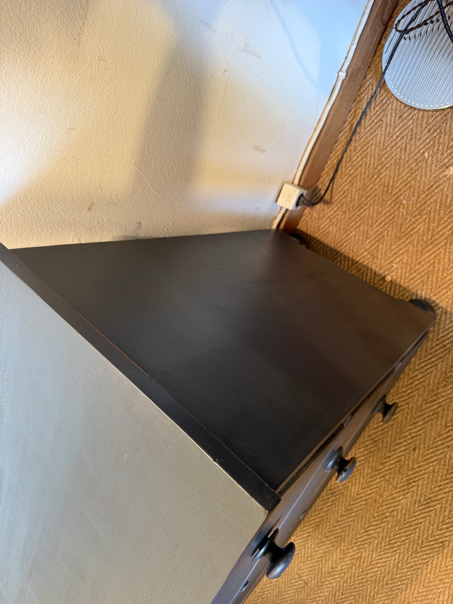 Commode anglaise en bois patiné noir