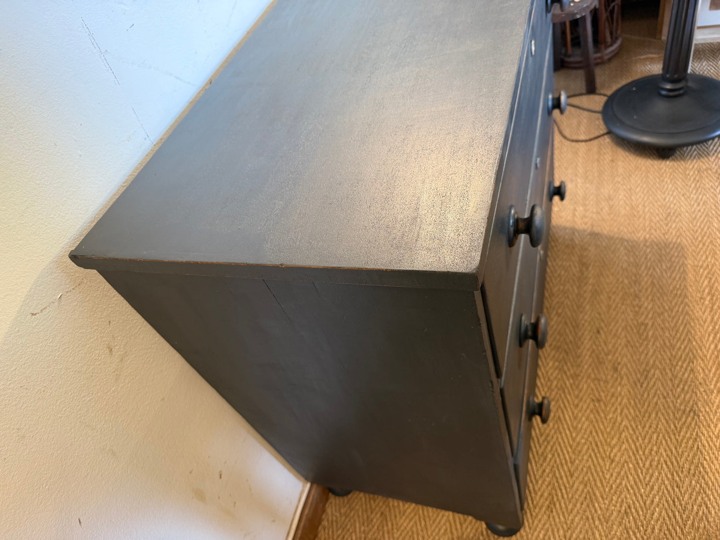 Commode anglaise en bois patiné noir