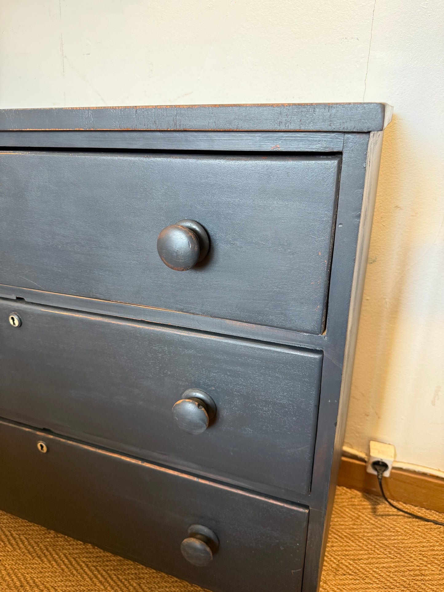 Commode anglaise en bois patiné noir