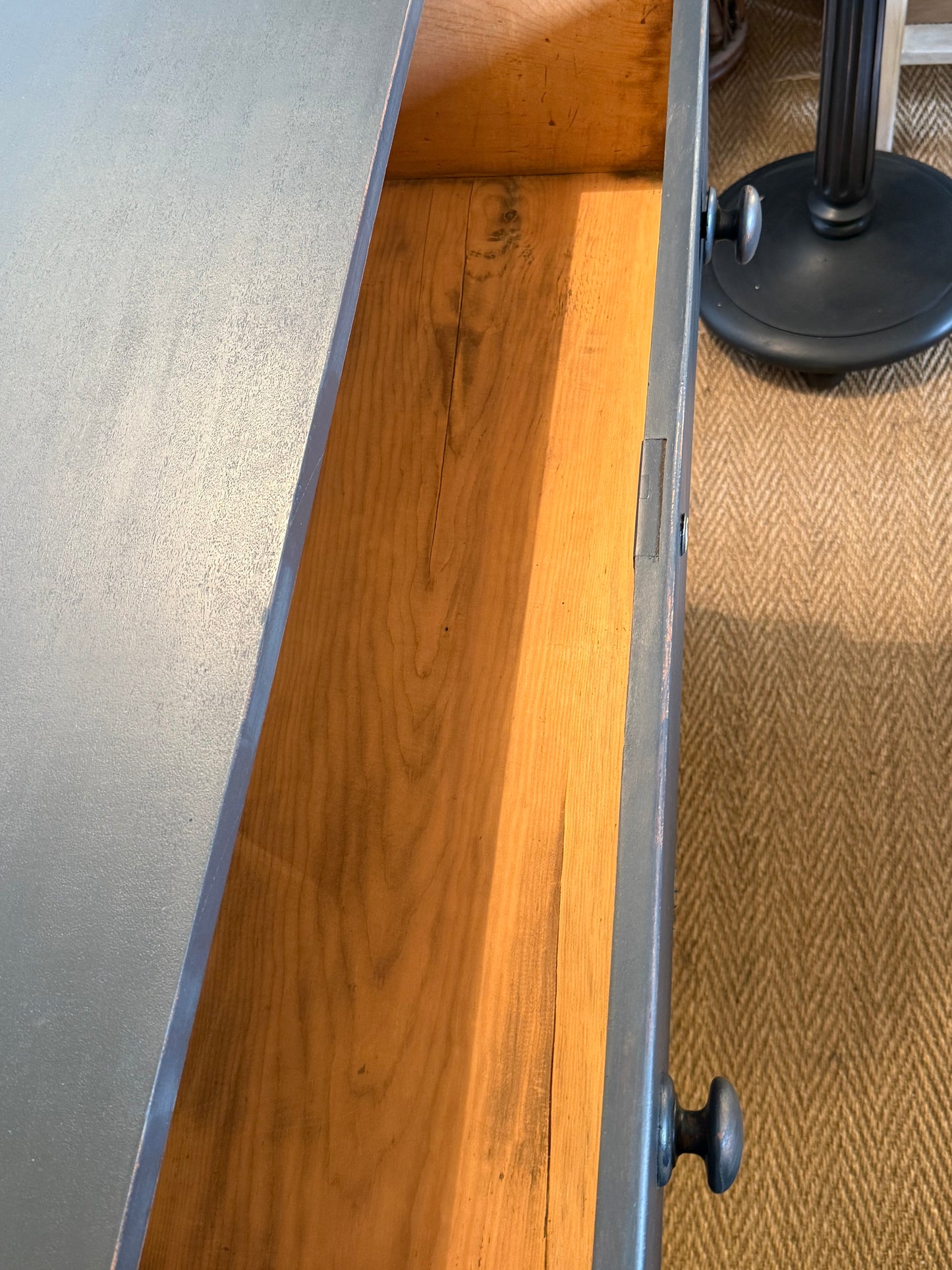 Commode anglaise en bois patiné noir