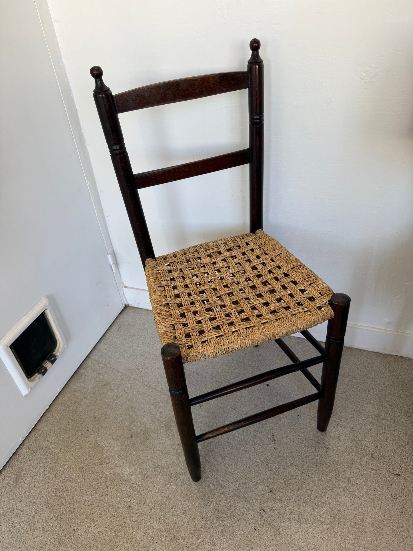 Chaise vintage en bois et paille tressée