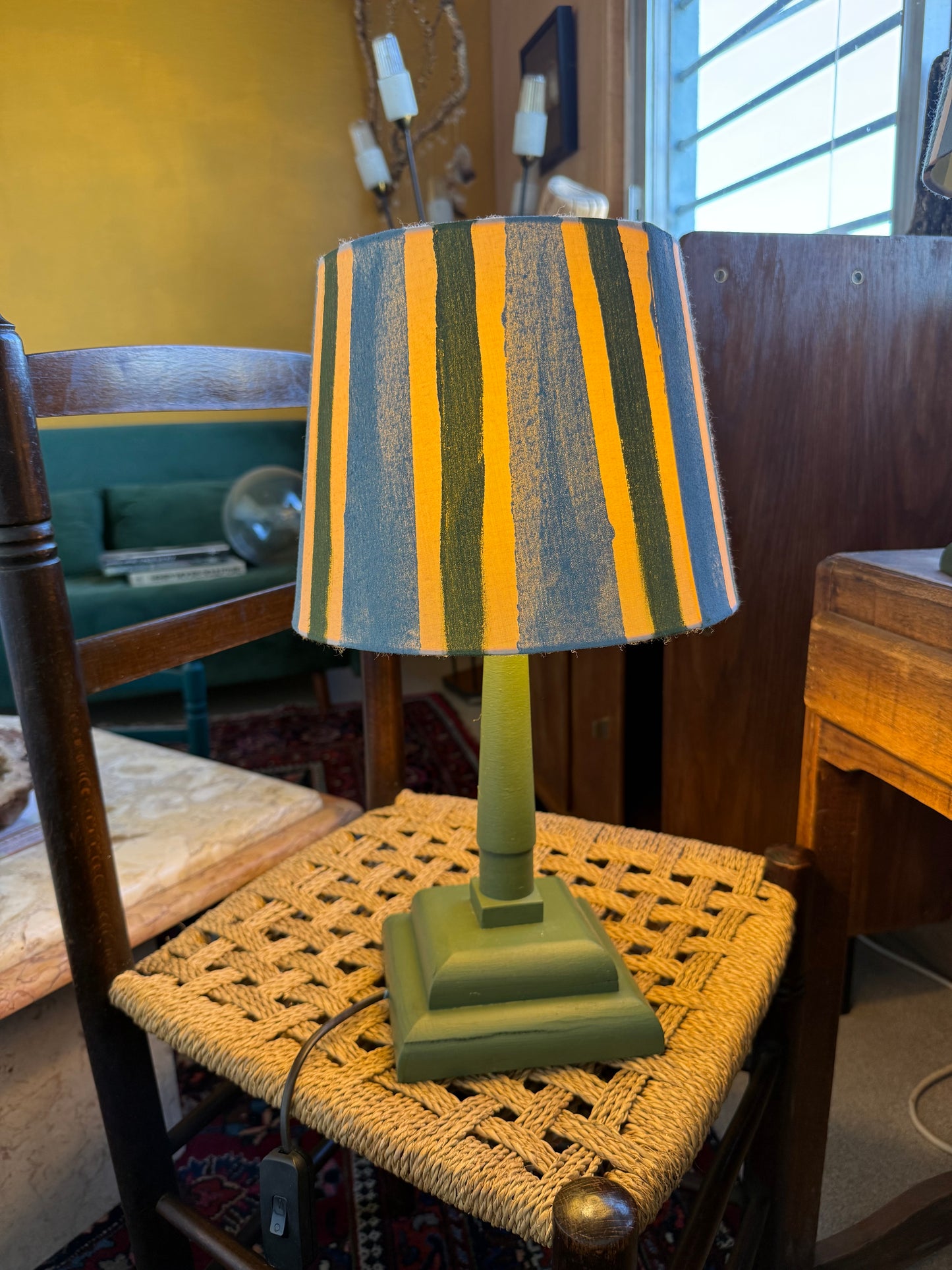 Paire de lampes vintage en bois avec leur abat jour rayé beige bleu et vert 