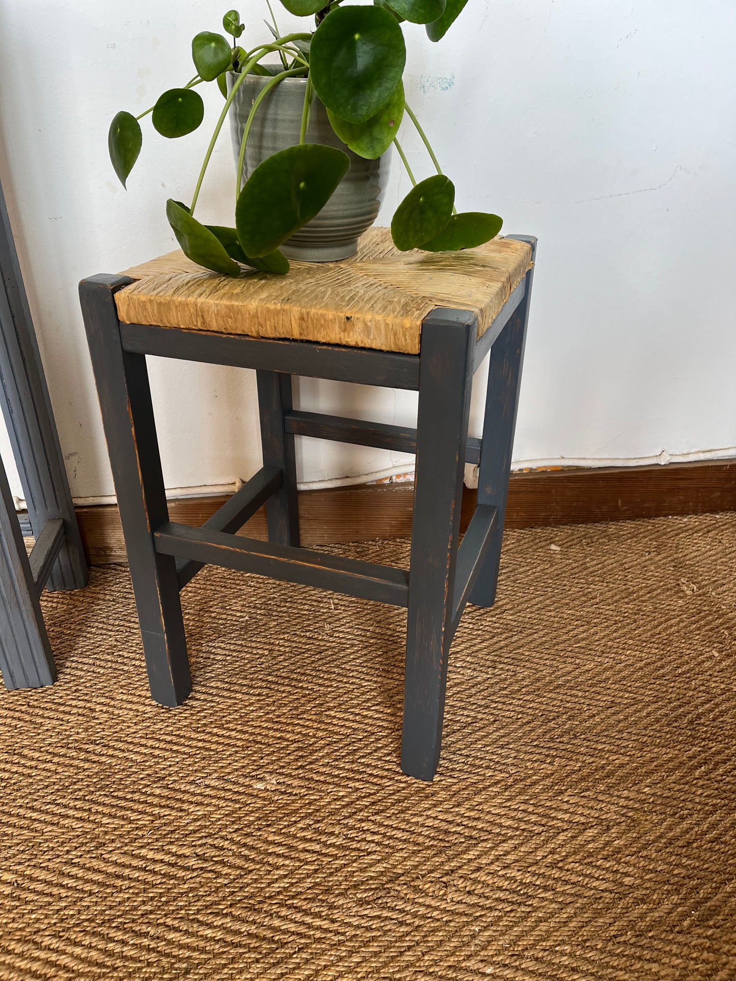 Tabouret bois et paille patiné gris