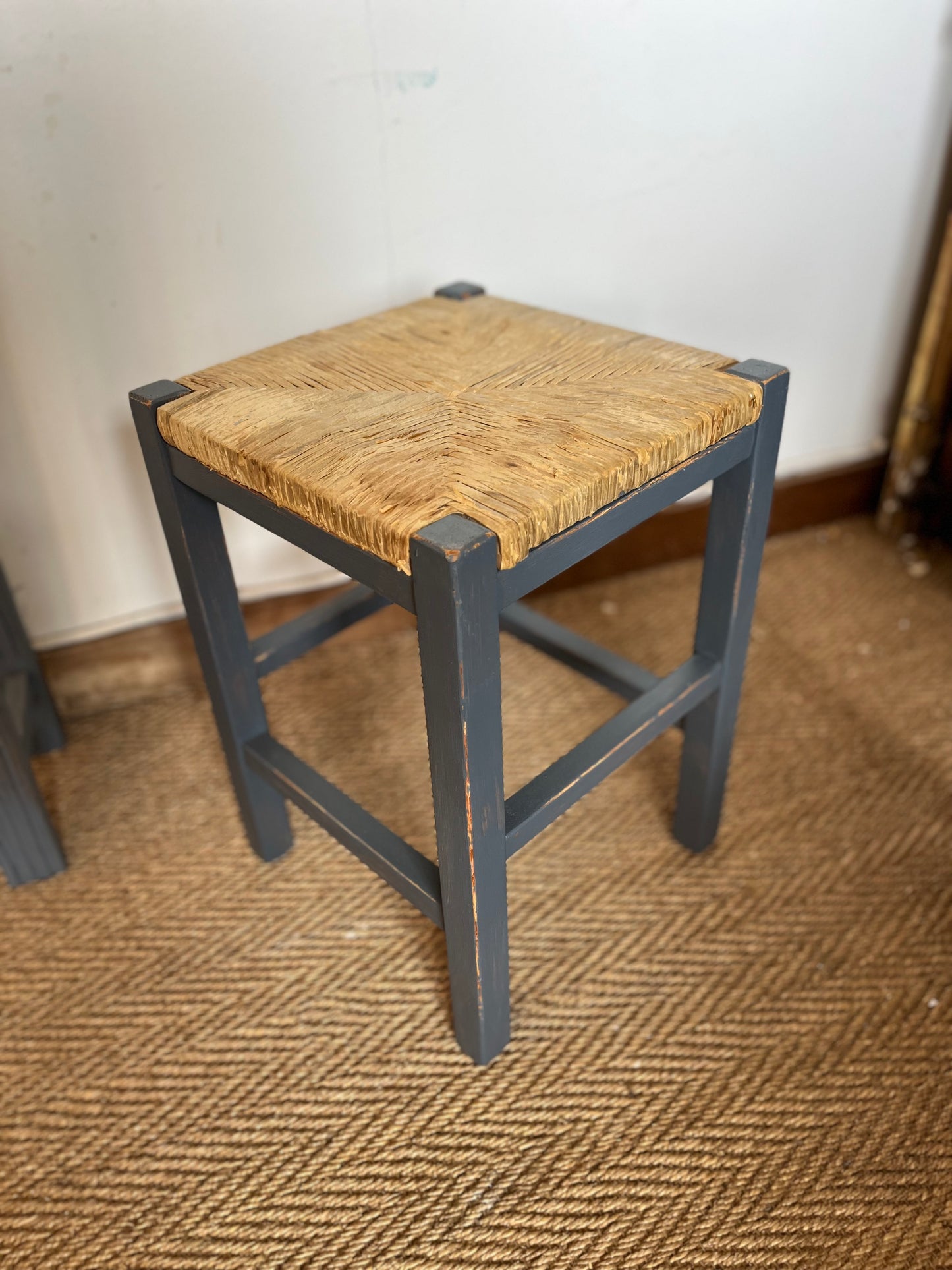 Tabouret bois et paille patiné gris