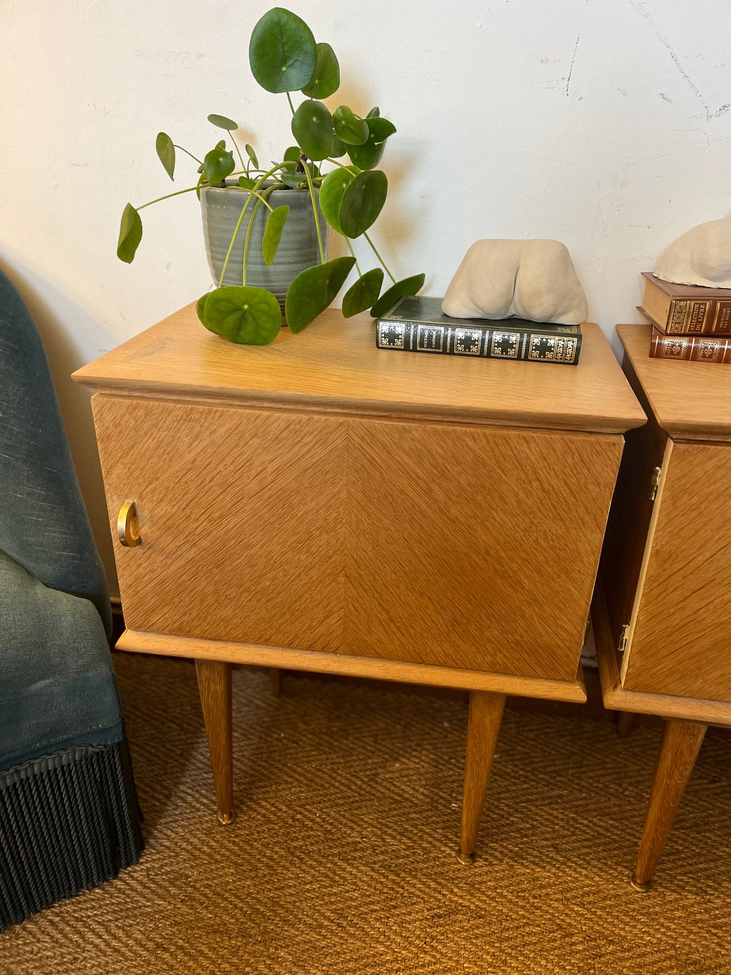 Paire de chevets vintage pieds compas et laiton