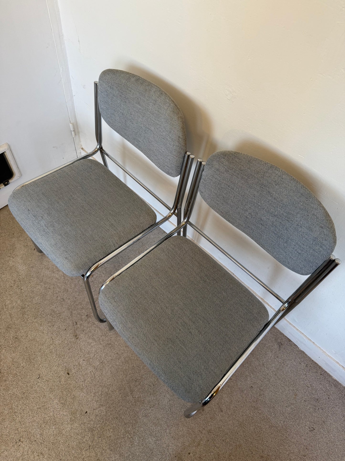 Paire de chaises vintage chrome et tissu tweed bleu clair