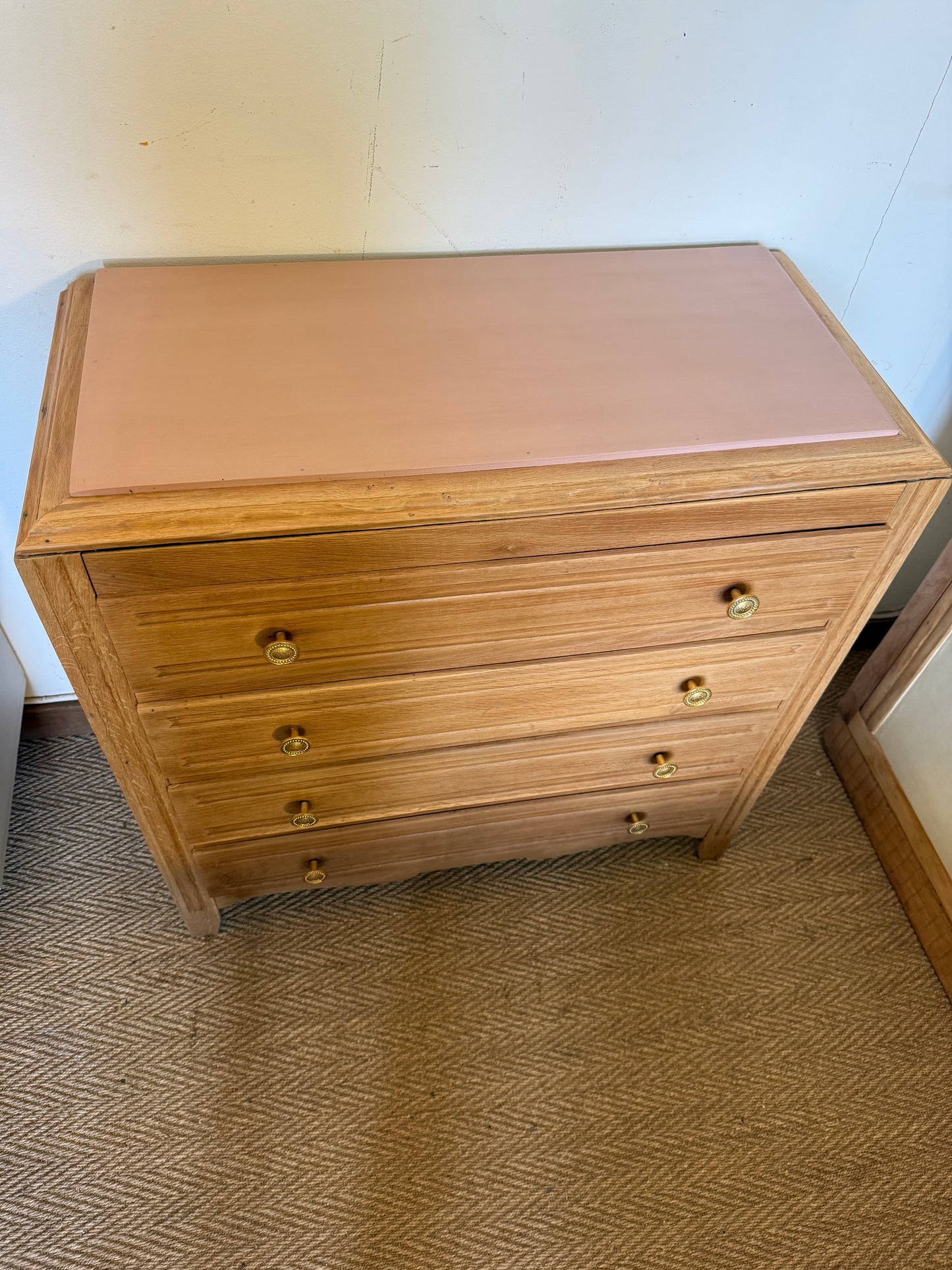 Commode vintage placage chêne et poignées dorées