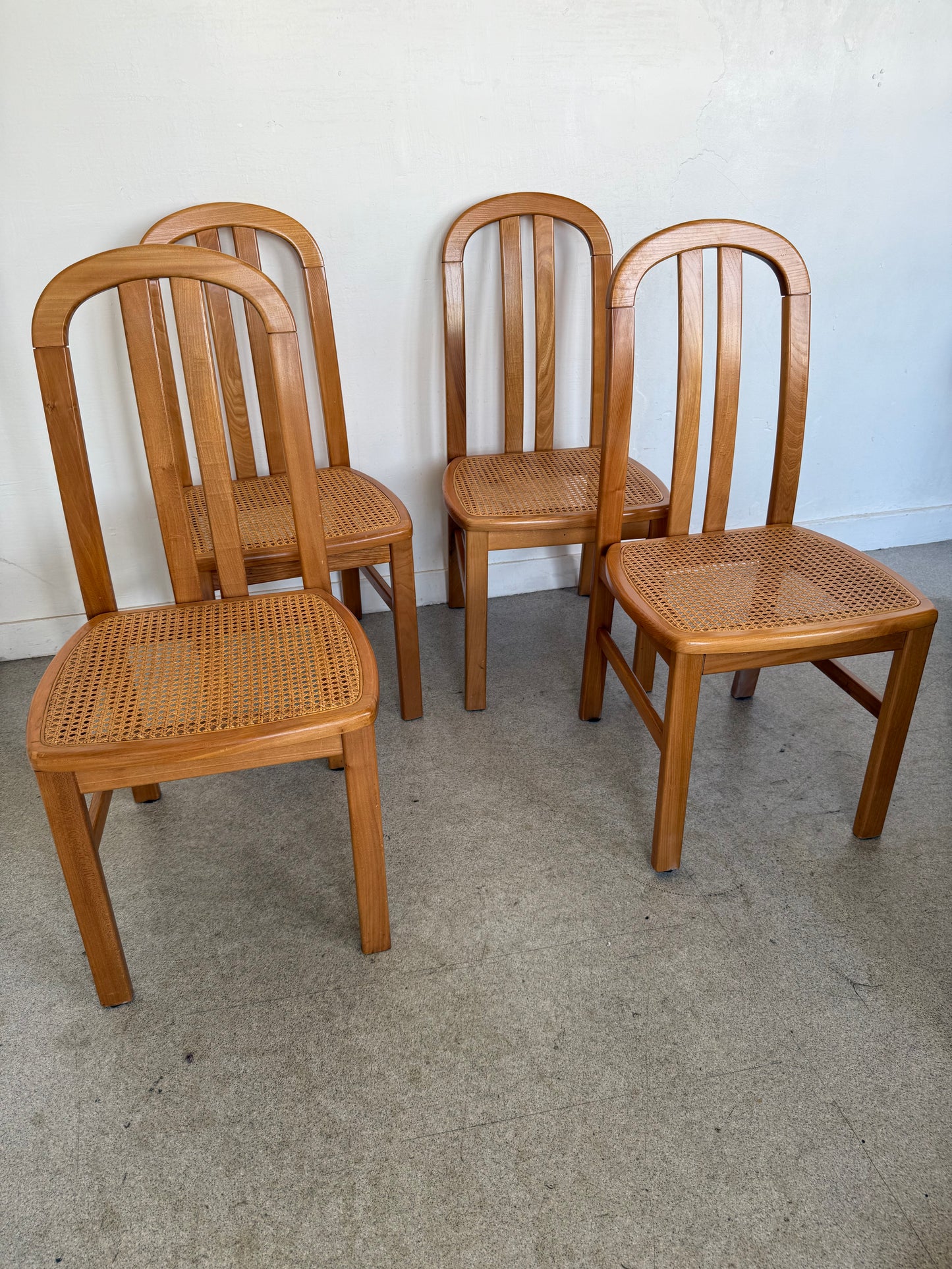 Lot de 4 chaises vintage en orme massif et cannage