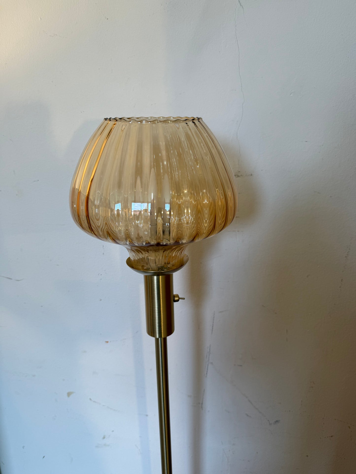 Lampadaire en laiton doré et globe en verre ambré vintage
