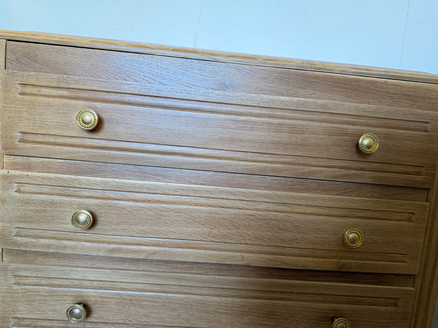 Commode vintage placage chêne et poignées dorées