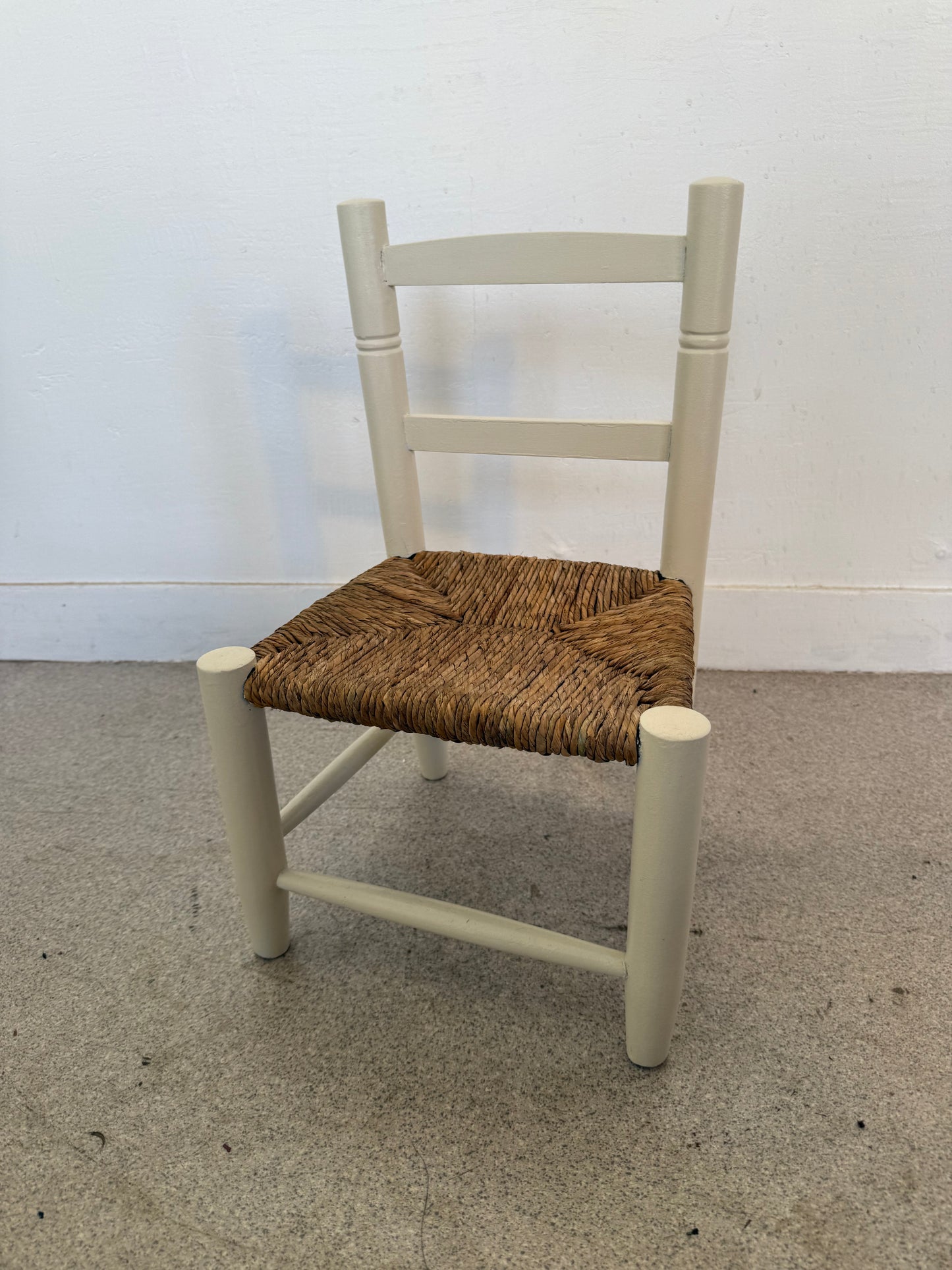 Chaise enfant bois blanc crème et paille