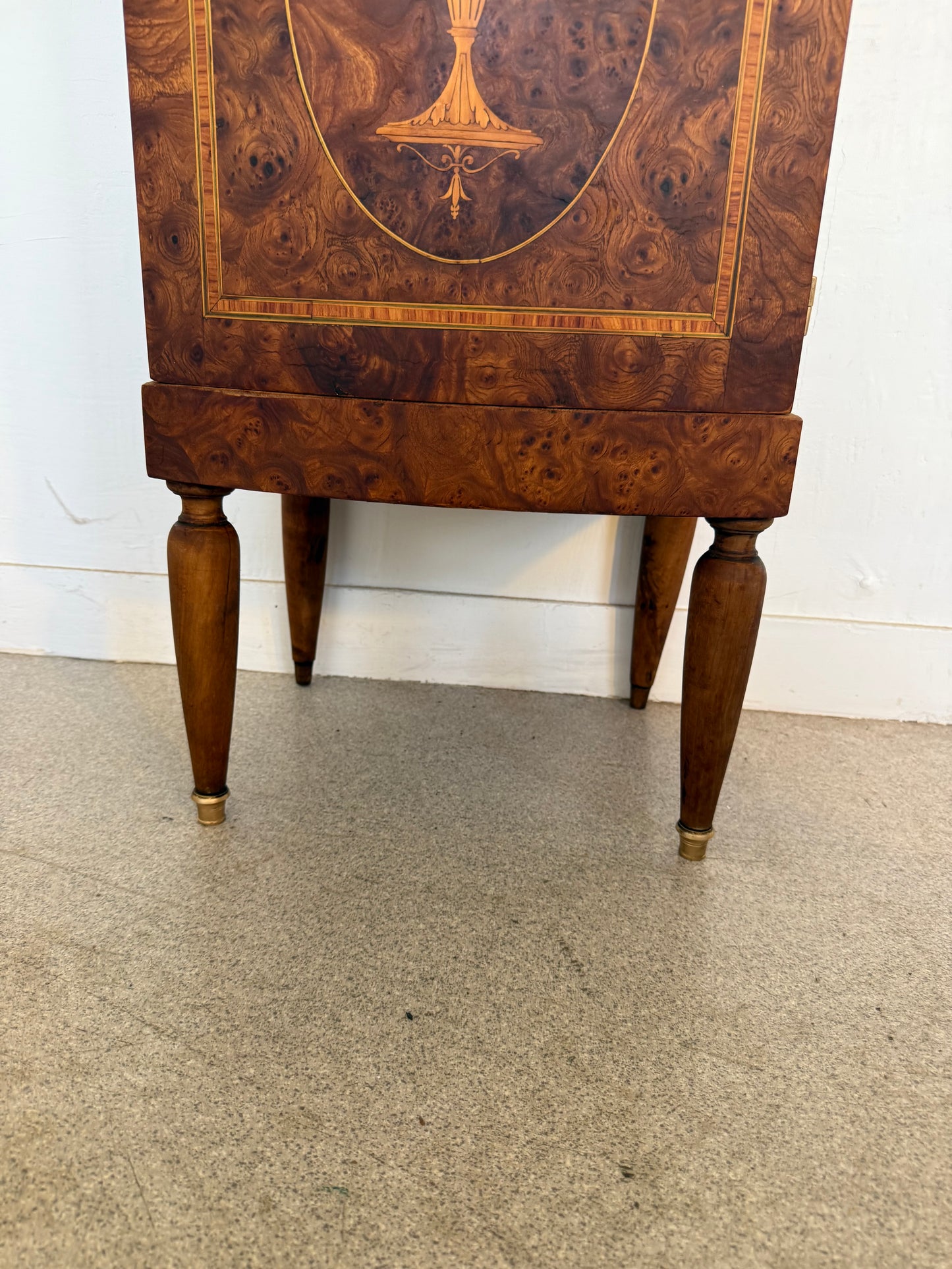 Meuble de chevet / appoint style Louis XVI marqueterie et loupe