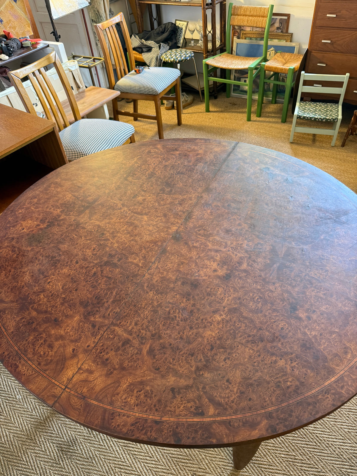 Table à manger ovale extensible en bois et placage en loupe de noyer